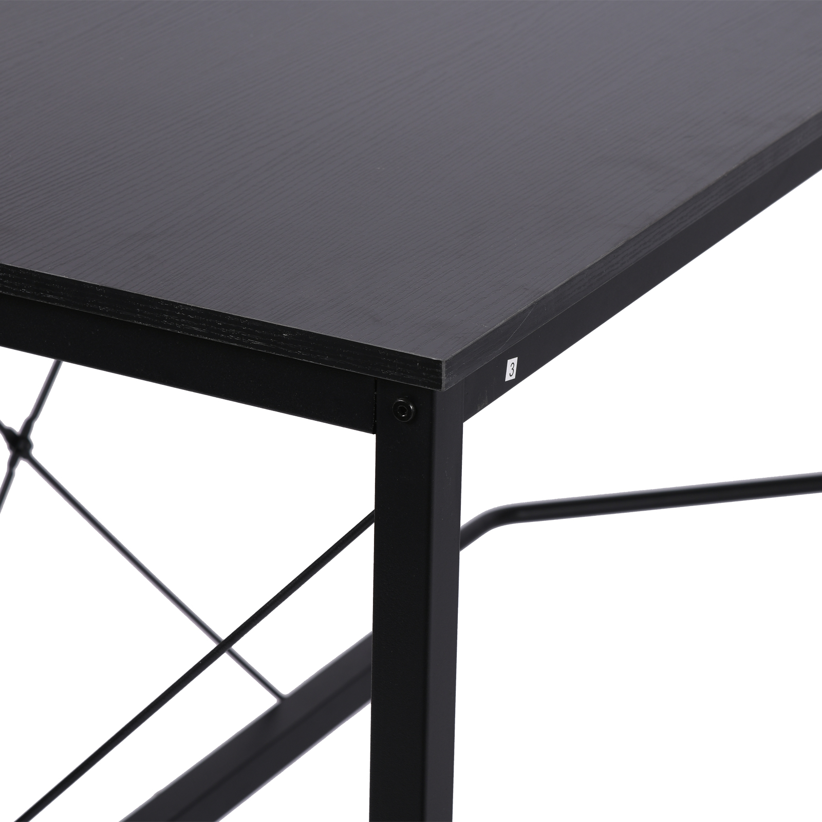 Primer plano de una esquina de escritorio negro. El escritorio tiene una tapa de madera y patas de metal. Se ve un fondo blanco.
