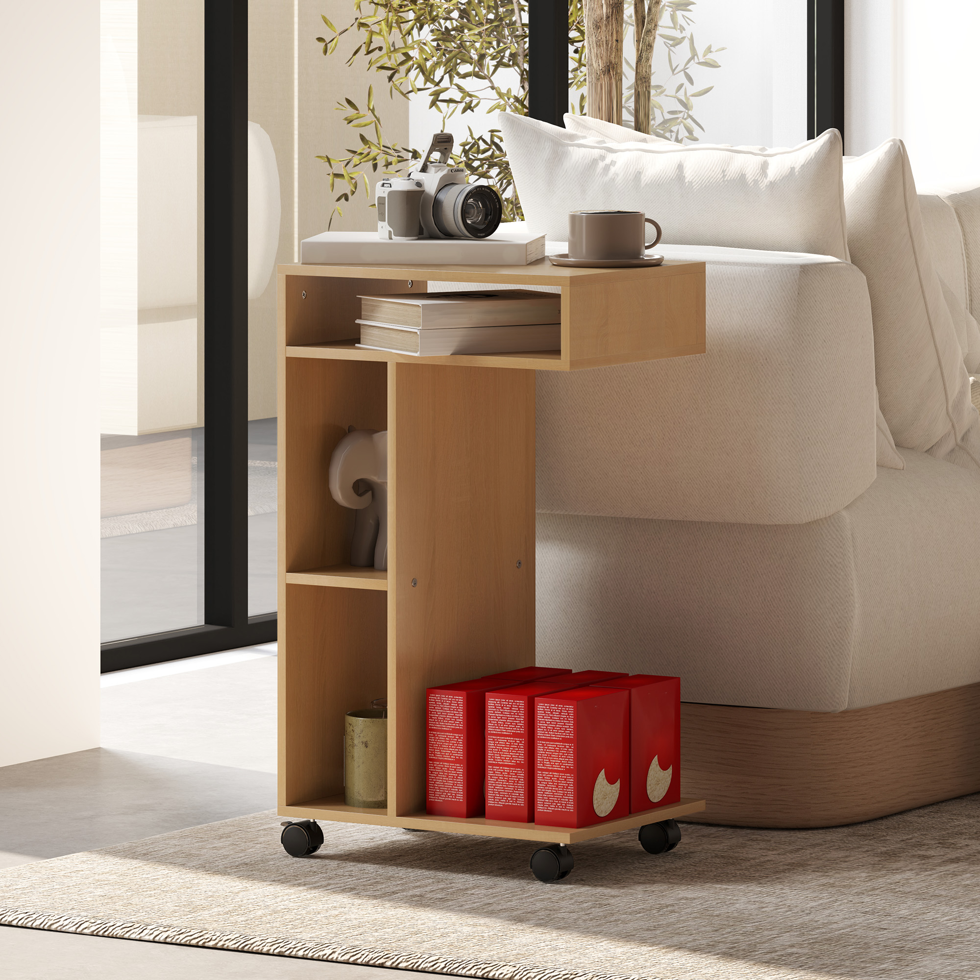 Una mesita de noche de madera con ruedas, una cámara, libros y una taza de café junto a una cama.