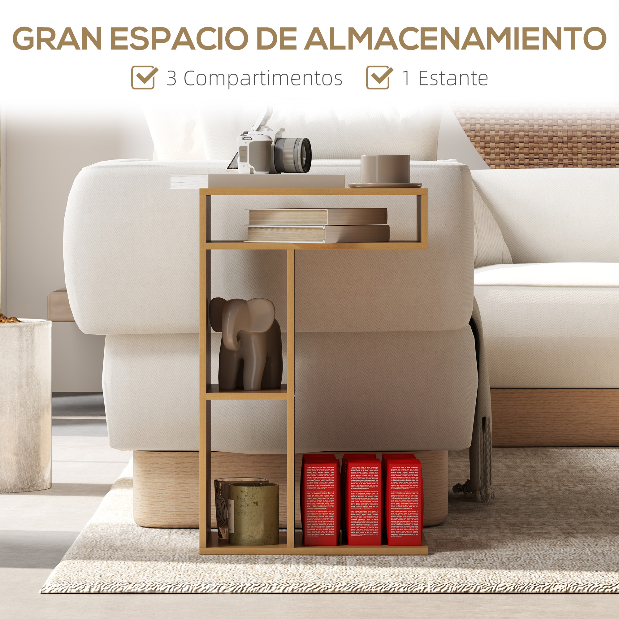 Una mesa auxiliar dorada con objetos junto a un sofá blanco. Libros, cámara y figura de elefante son visibles.