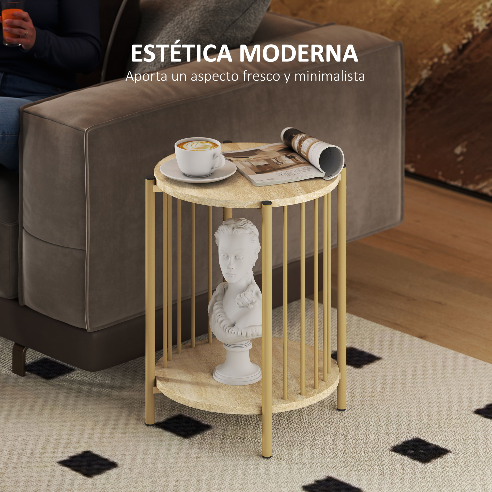 Una mesa auxiliar moderna con un busto, café y una revista. La mesa es dorada, y el busto es blanco.