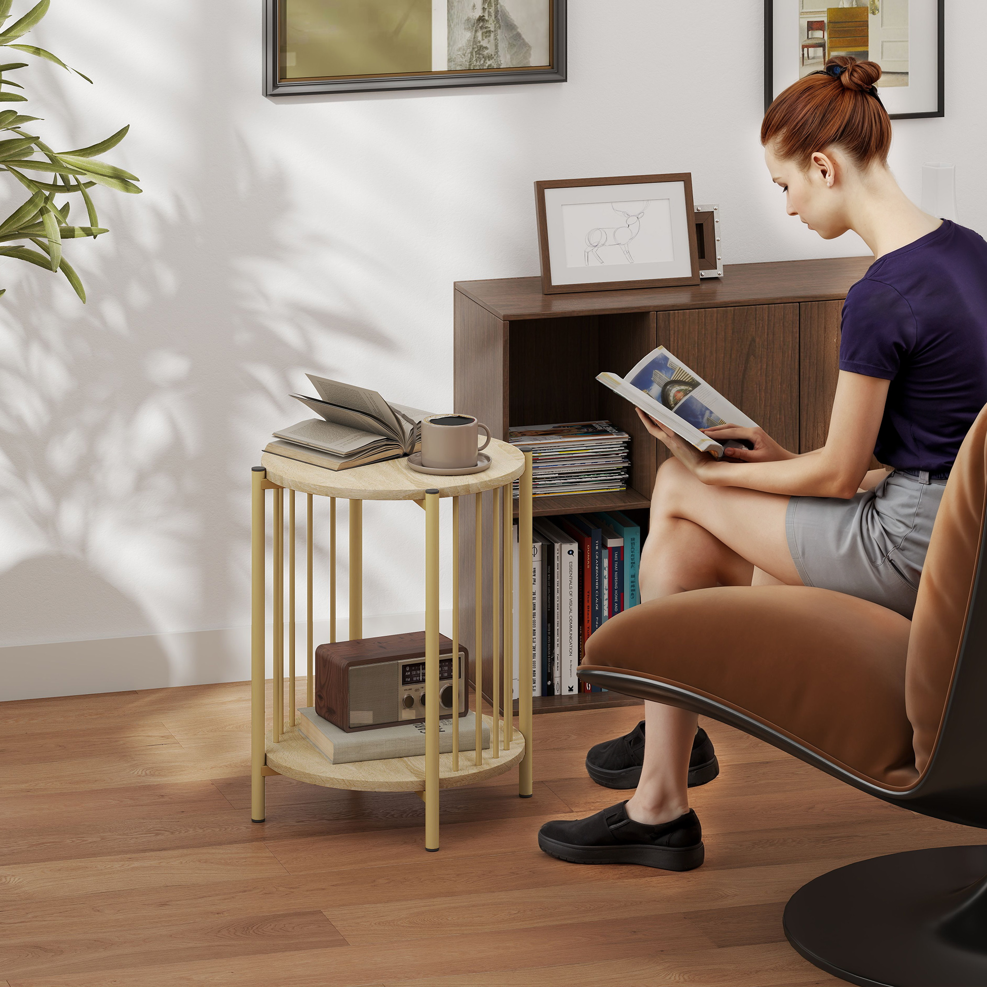 Una mujer lee una revista en una habitación moderna. Hay una mesita auxiliar con libros y una radio. Un armario y arte en el fondo.
