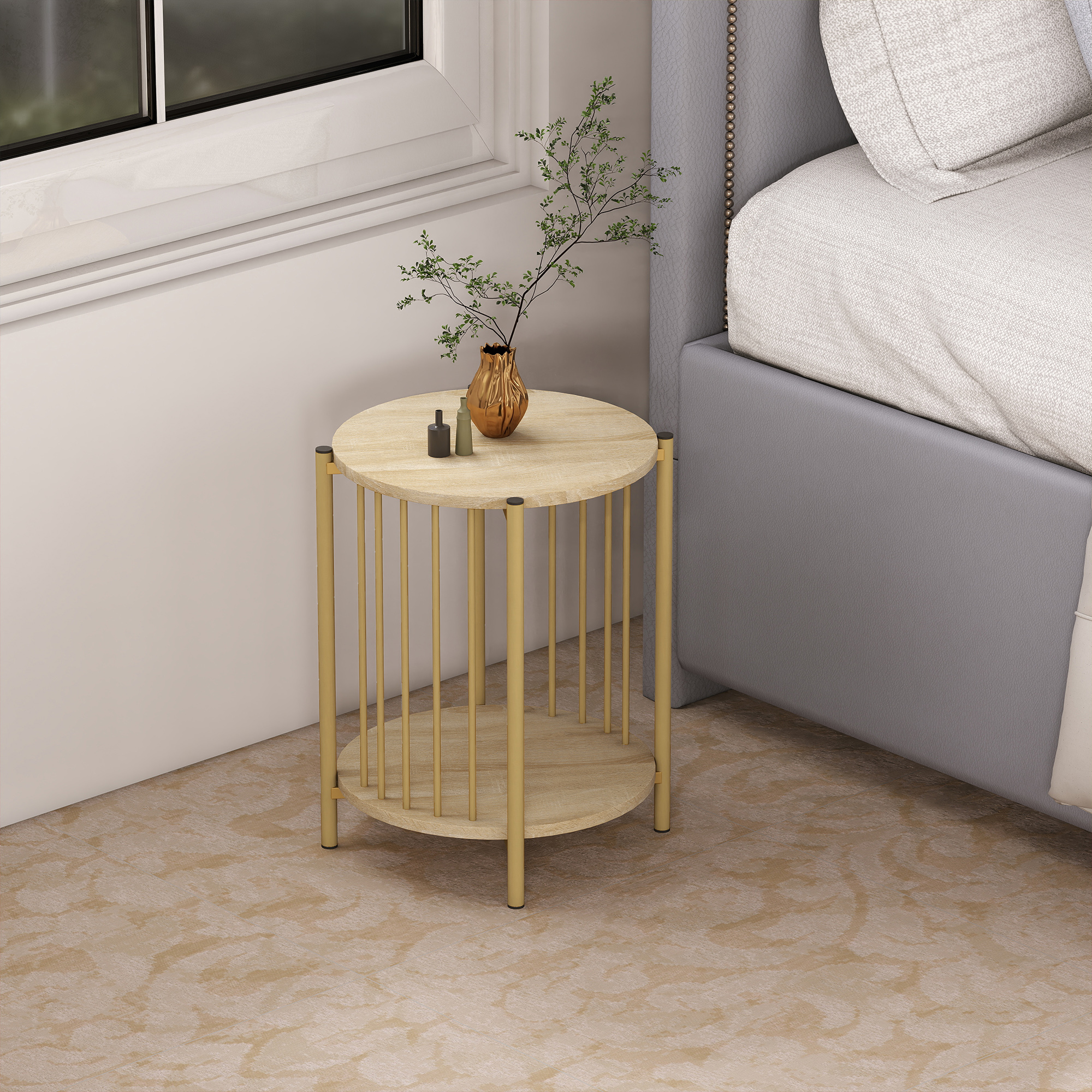 Una mesa auxiliar redonda de madera con patas doradas sostiene un jarrón con vegetación. Una cama está en el fondo junto a una ventana.