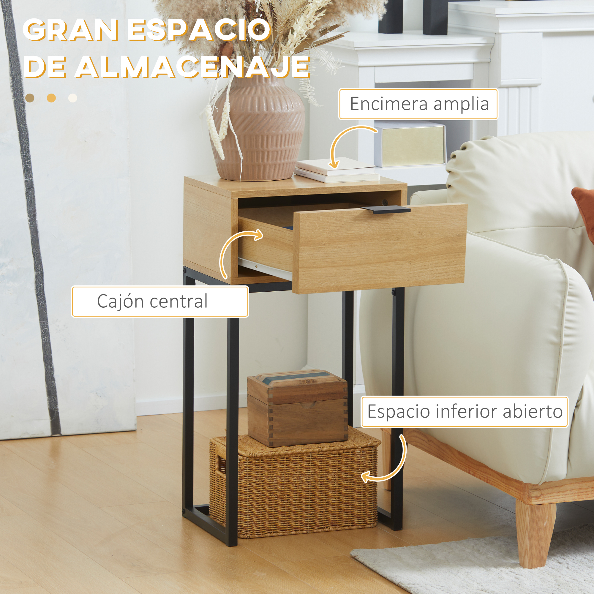 Una mesa auxiliar de madera con un cajón abierto, un jarrón y dos cajas de almacenamiento, junto a un sofá blanco.