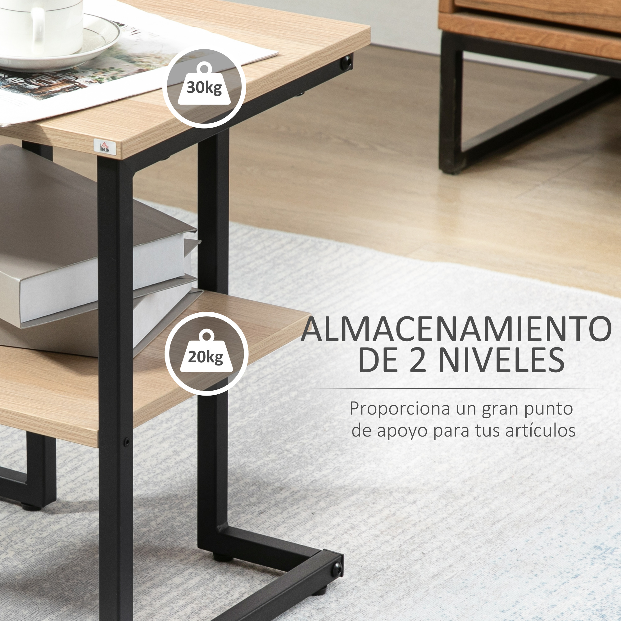 Una mesa auxiliar de dos niveles con marco negro, estantes de madera clara y una taza de café blanca. La mesa está etiquetada con límites de peso.