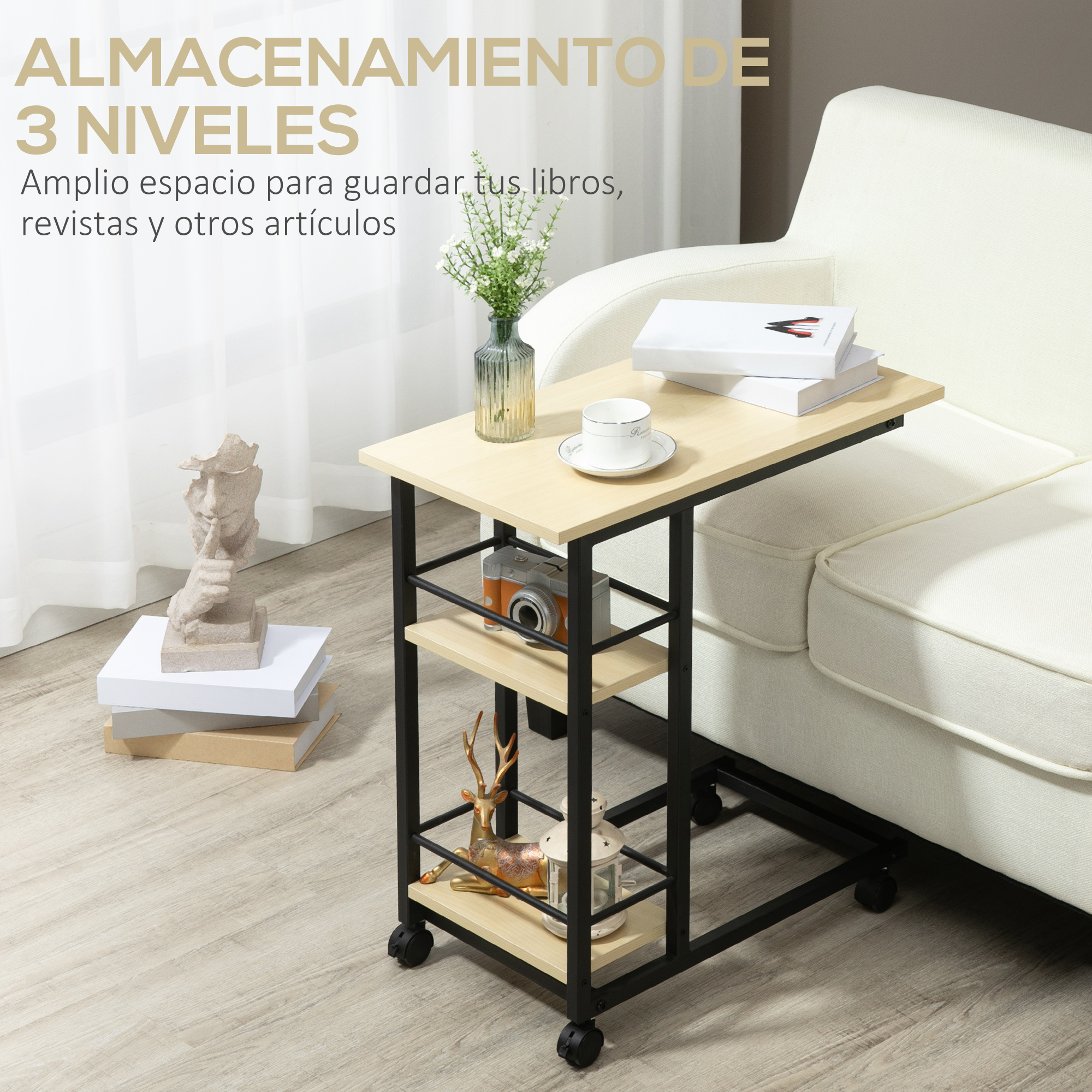 Una mesa auxiliar de tres niveles con ruedas. Contiene libros, una cámara y objetos decorativos. Un sofá blanco en el fondo.