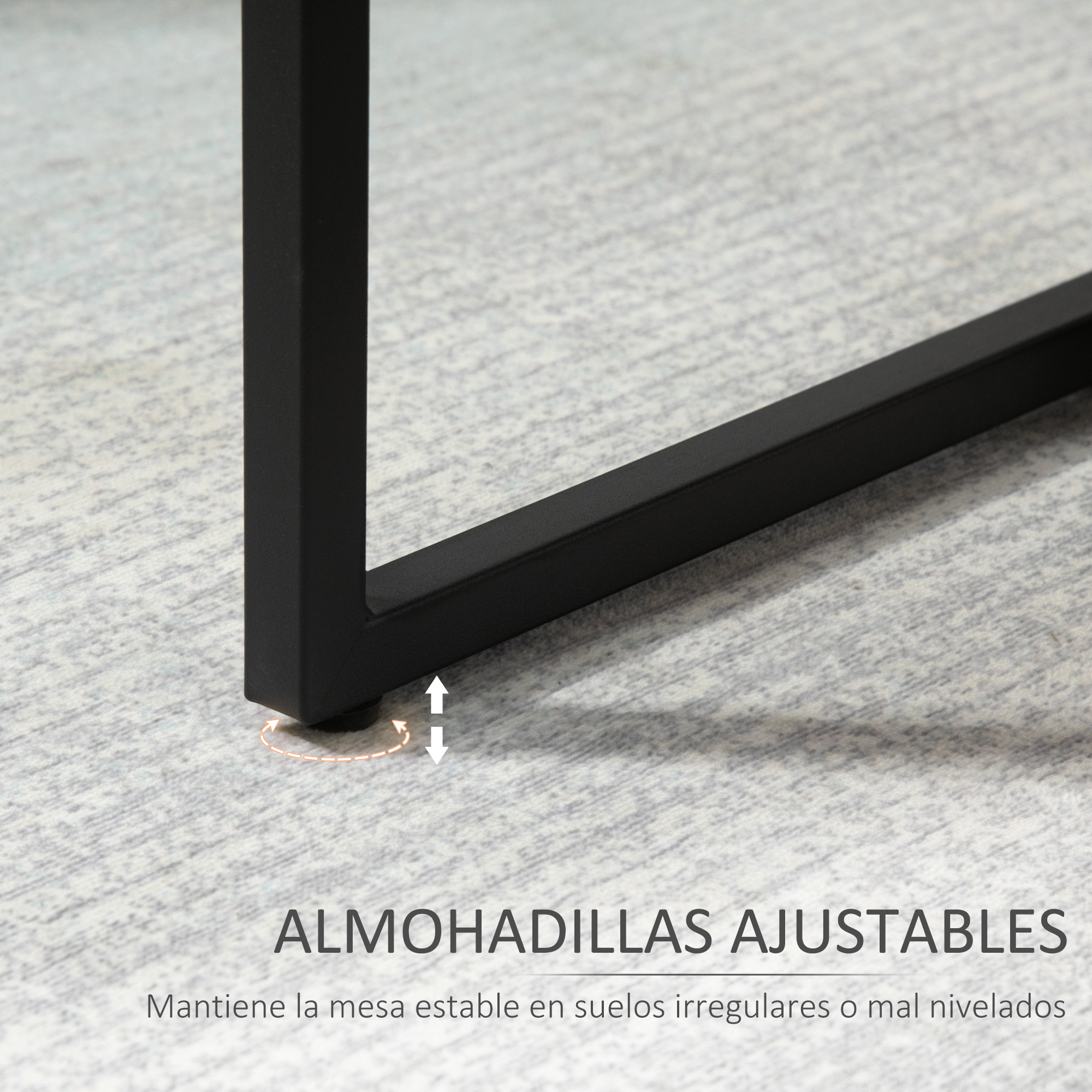 Pata de mesa negra con pies ajustables, con una flecha blanca arriba-abajo. La pata está sobre una alfombra gris clara.