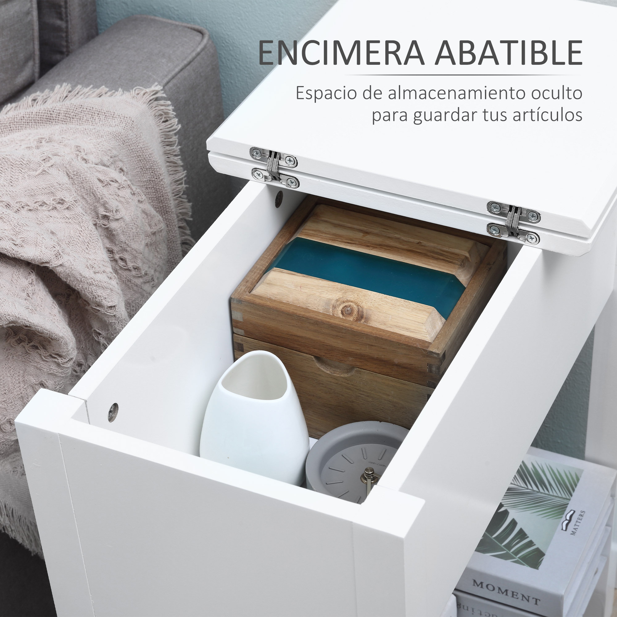 Mesa blanca con cajón abierto. Dentro hay objetos, una caja de madera con detalles azules, un jarrón blanco y un reloj.