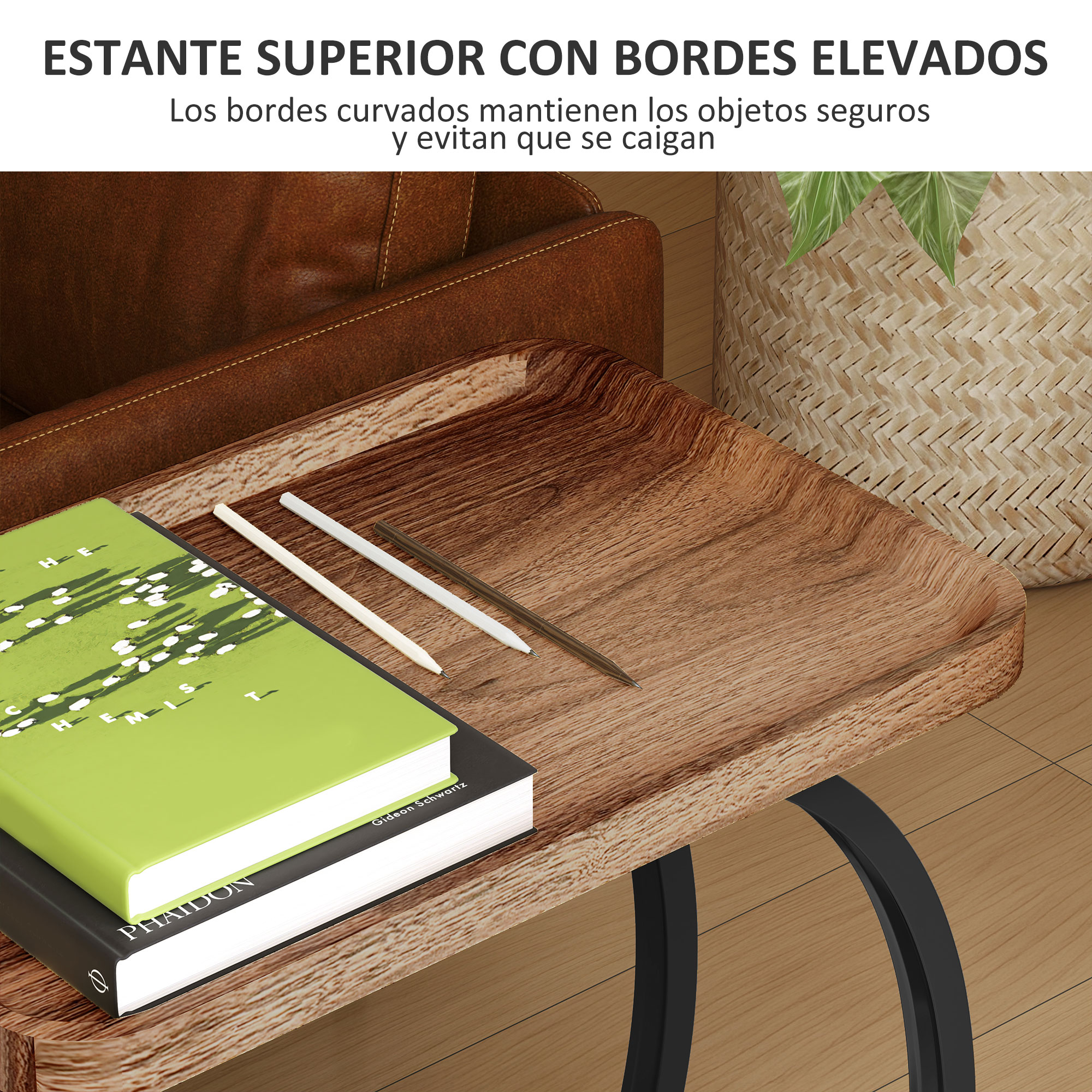 Una mesa de madera con libros, bolígrafos y una cesta tejida. Un sofá de cuero está al fondo.