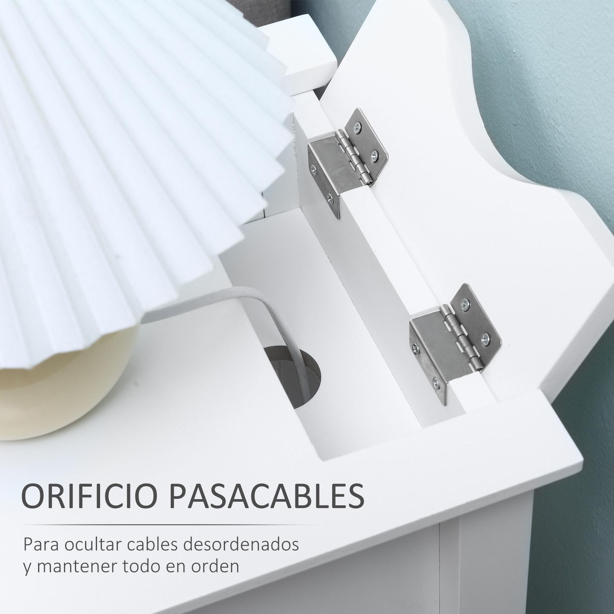 Gabinete blanco con lámpara y orificio para cables. Se ven bisagras y una pared azul claro.