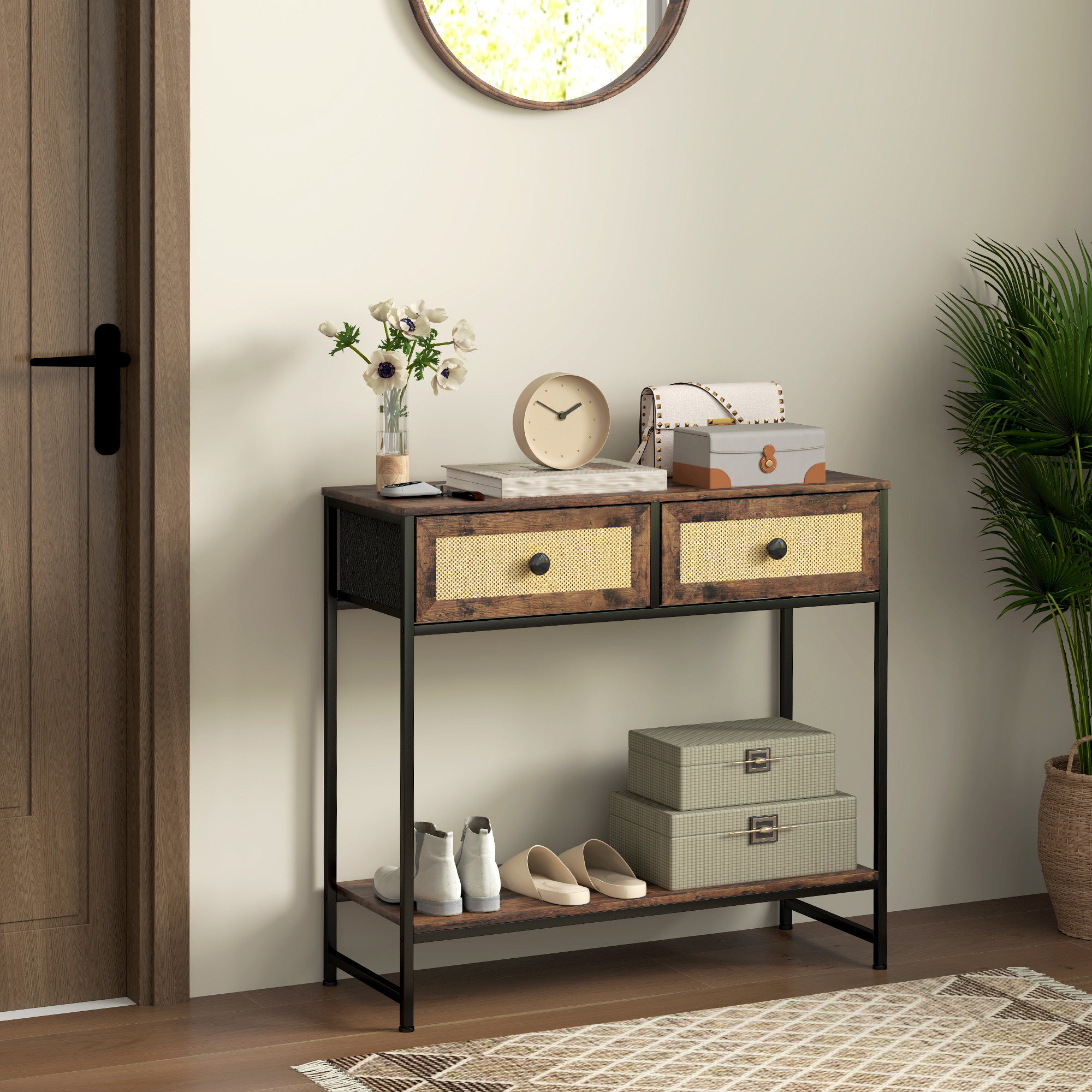 Un pasillo con mesa, espejo y planta. La mesa tiene cajones y objetos. Zapatos y cajas abajo.