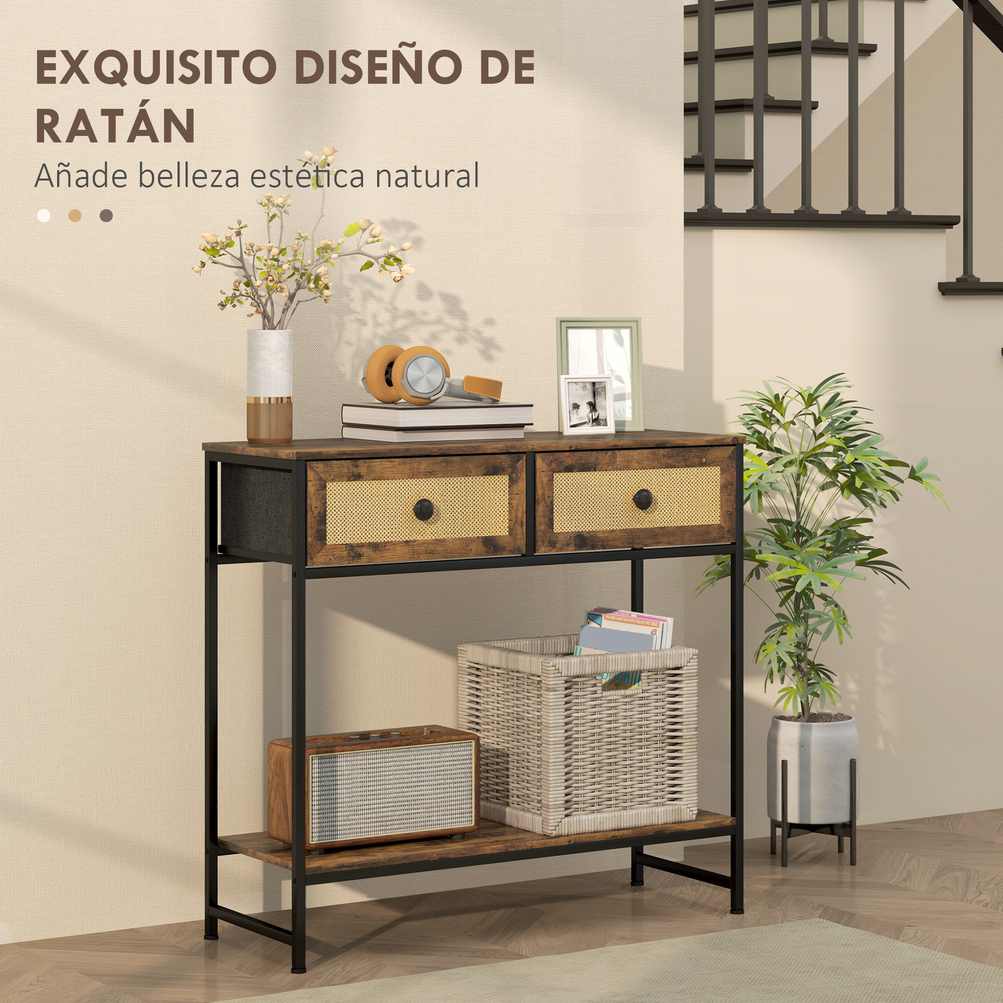 Consola con cajones, cesta de mimbre, planta y objetos decorativos. Escaleras al fondo.