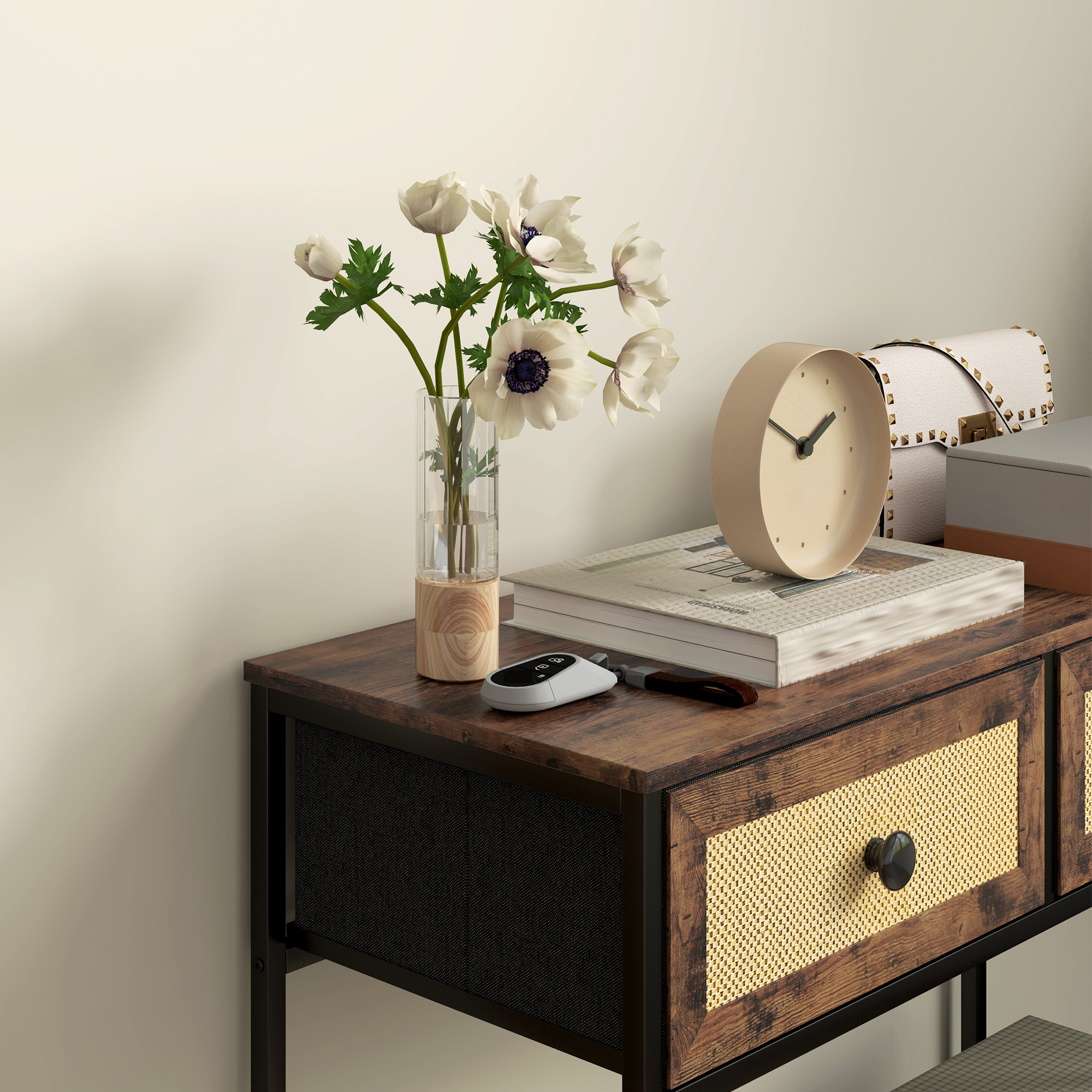 Una mesa con flores en un jarrón, un reloj, libros y un bolso. La mesa es marrón con un marco negro.