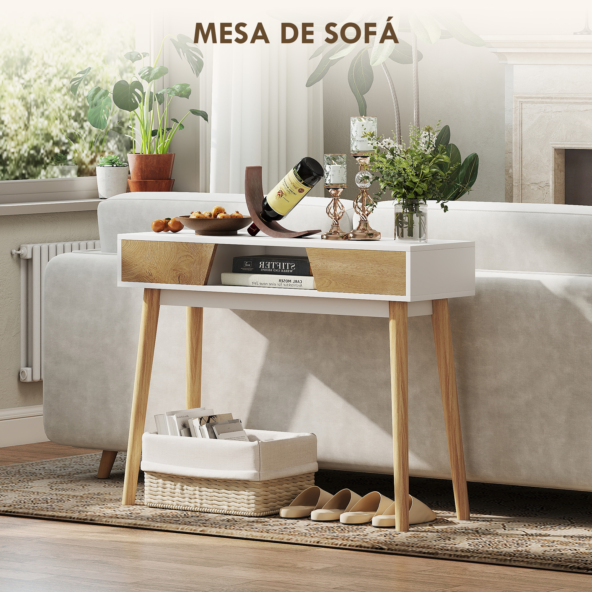 Una mesa auxiliar blanca y de madera con una botella de vino, libros y velas, junto a un sofá. Se ven plantas.