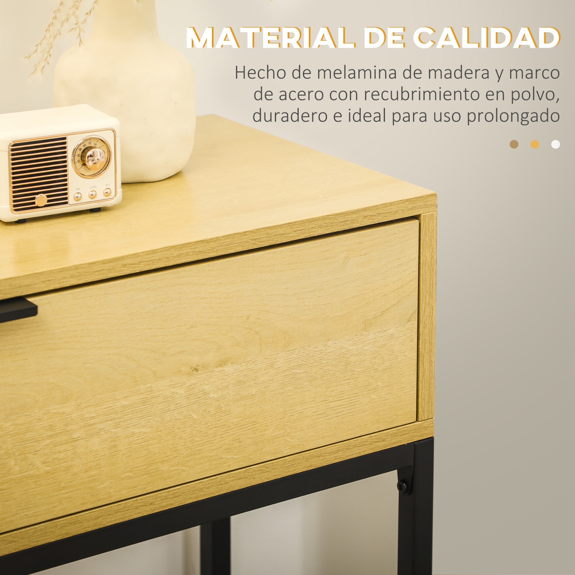 Una mesita de noche de madera con un cajón, una pequeña radio y un jarrón con plantas secas, con fondo beige.