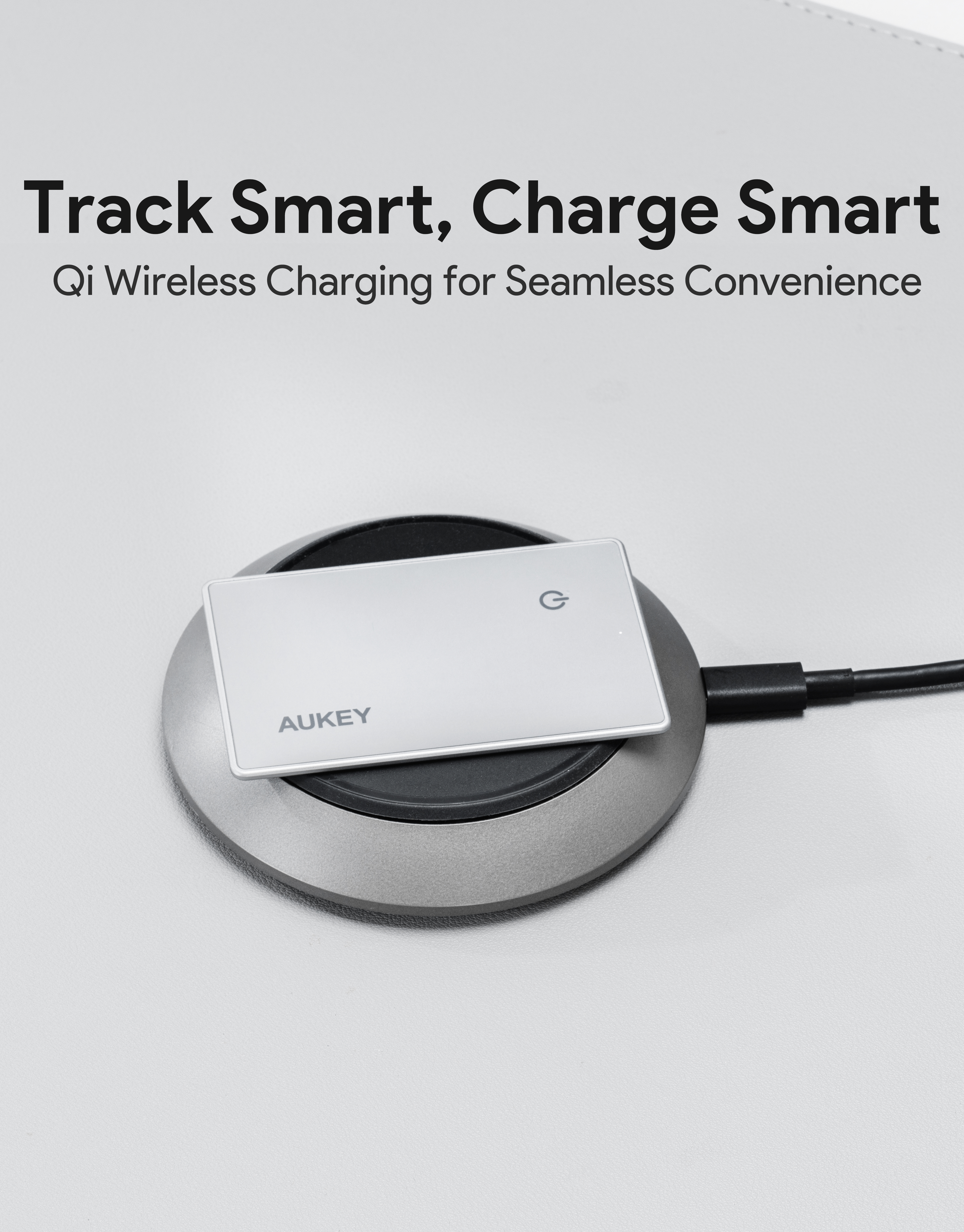 Una base de carga blanca con un teléfono encima. El texto superior dice 'Track Smart, Charge Smart'.