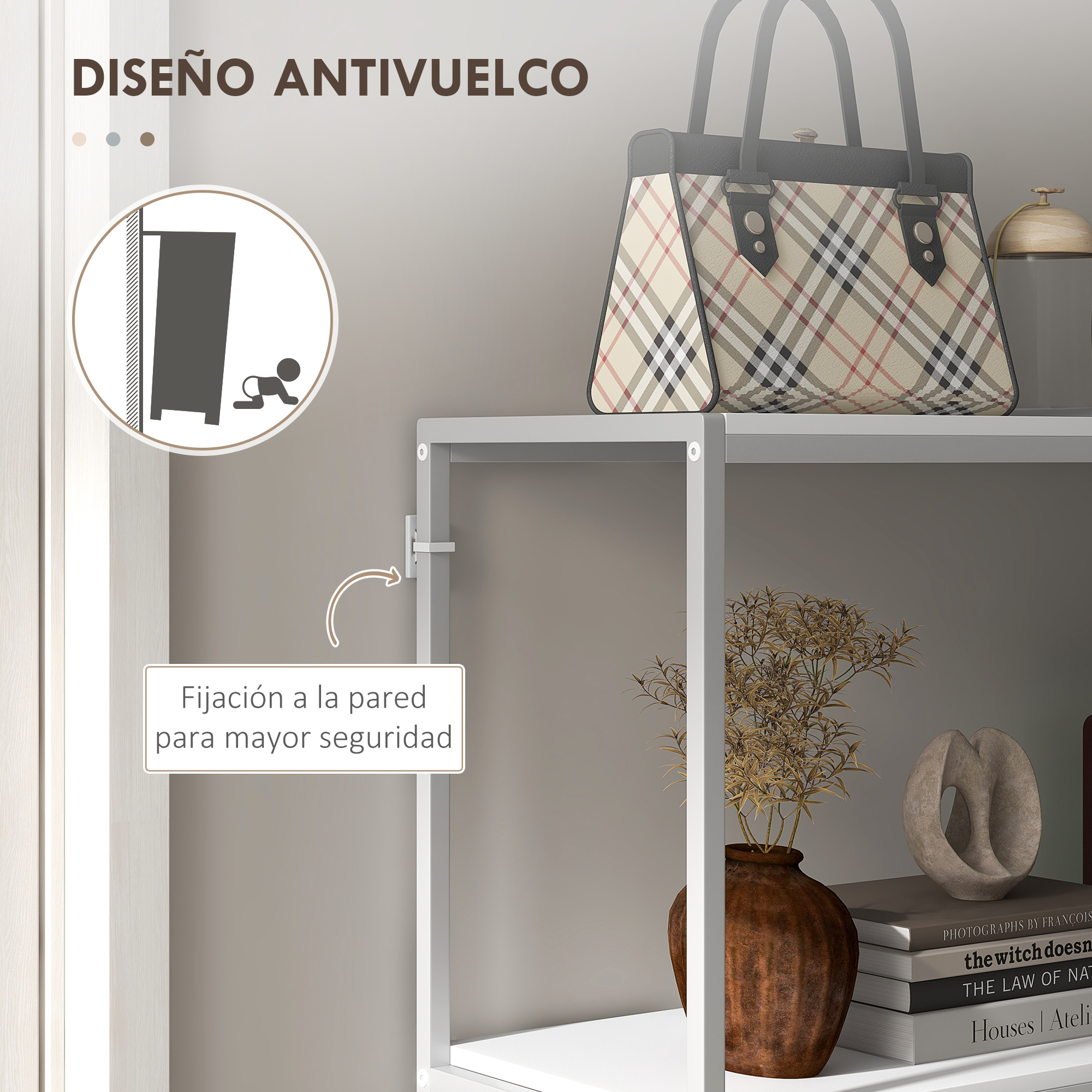 Un estante blanco con bolso, jarrón con planta, libros y escultura. Texto: Diseño antivuelco y fijación a la pared.