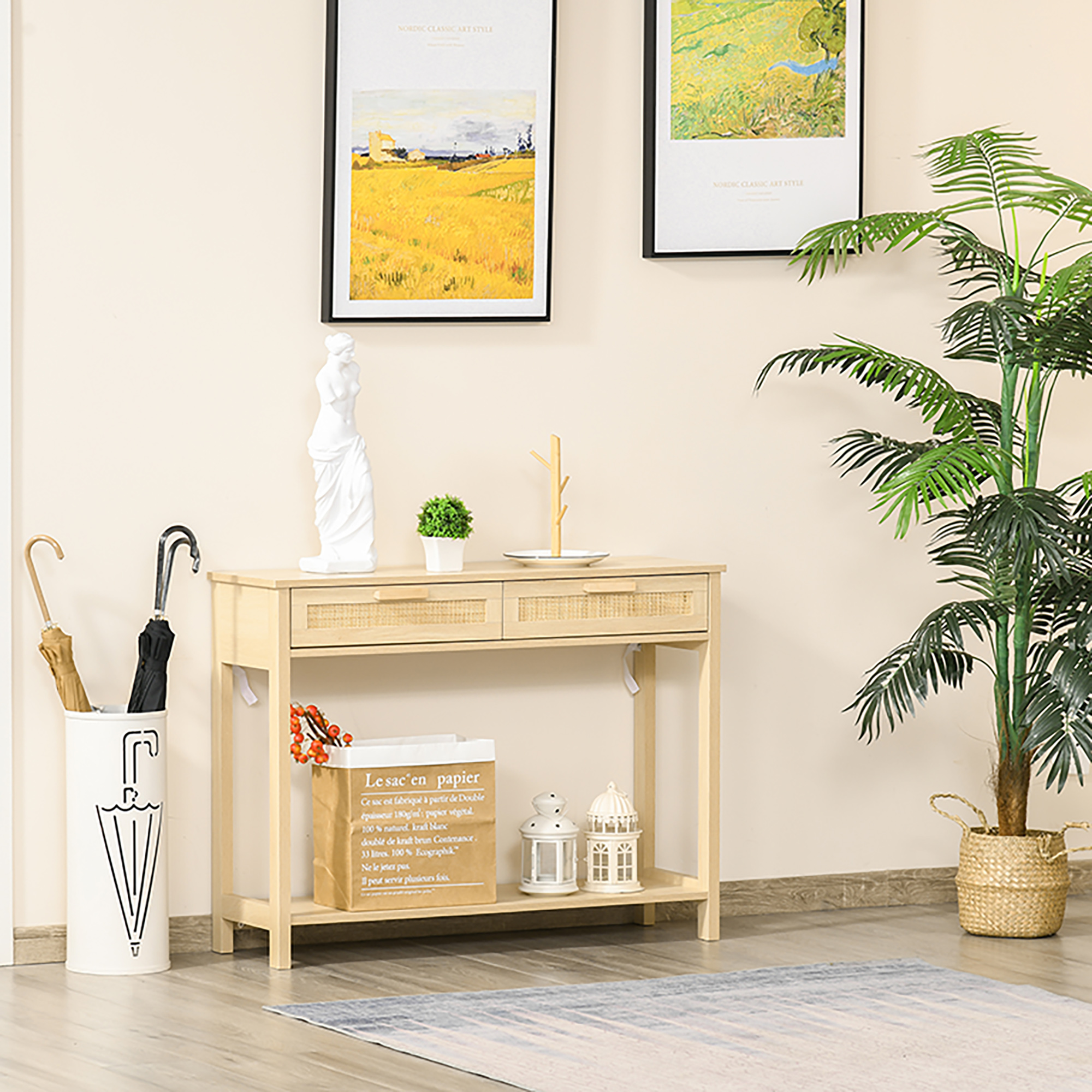 Una habitación con mesa de madera, arte y planta. Paraguas en un soporte a la izquierda. Elementos decorativos.