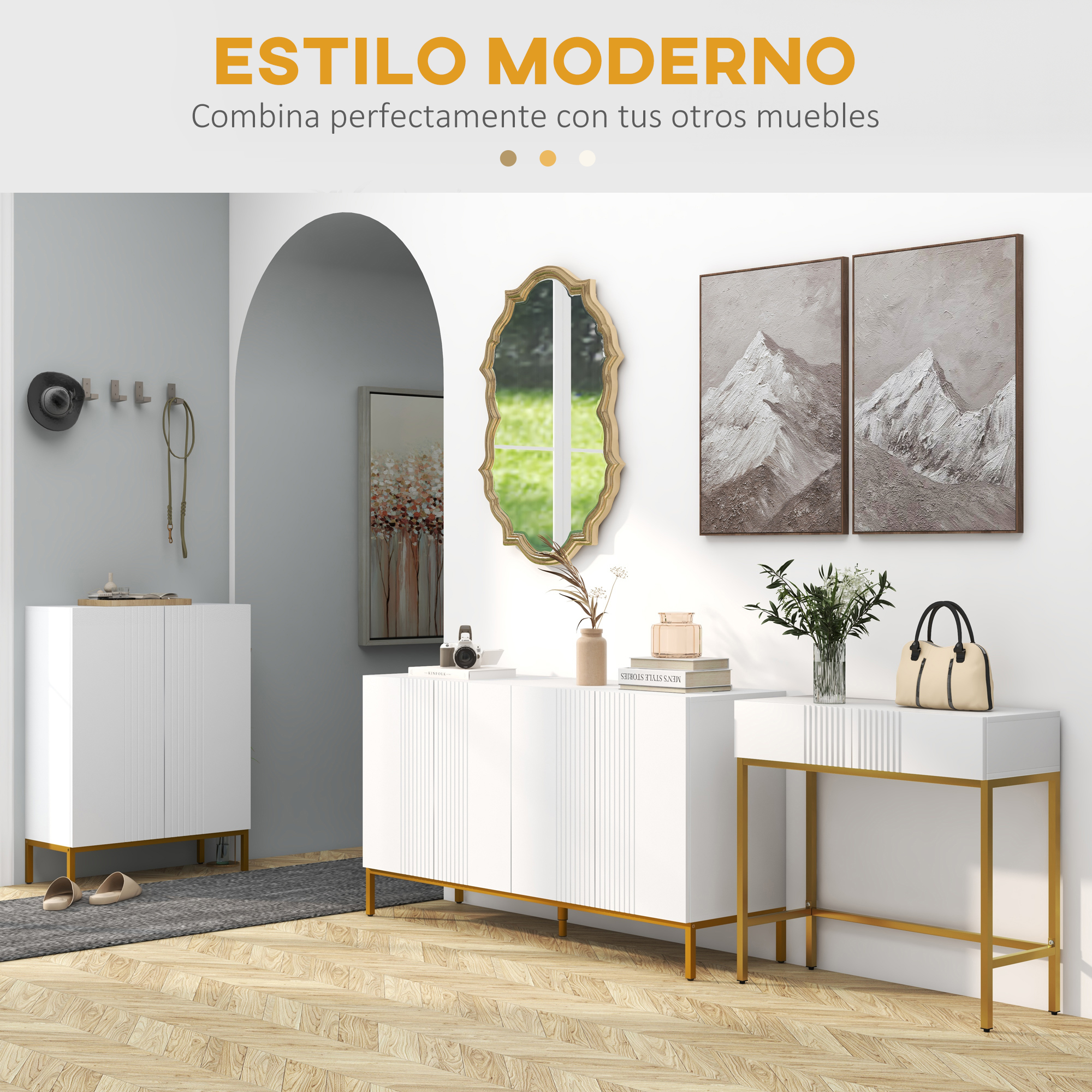 Interior moderno con muebles blancos, detalles dorados y arte. Espejo, pinturas y mesa con bolso visibles.
