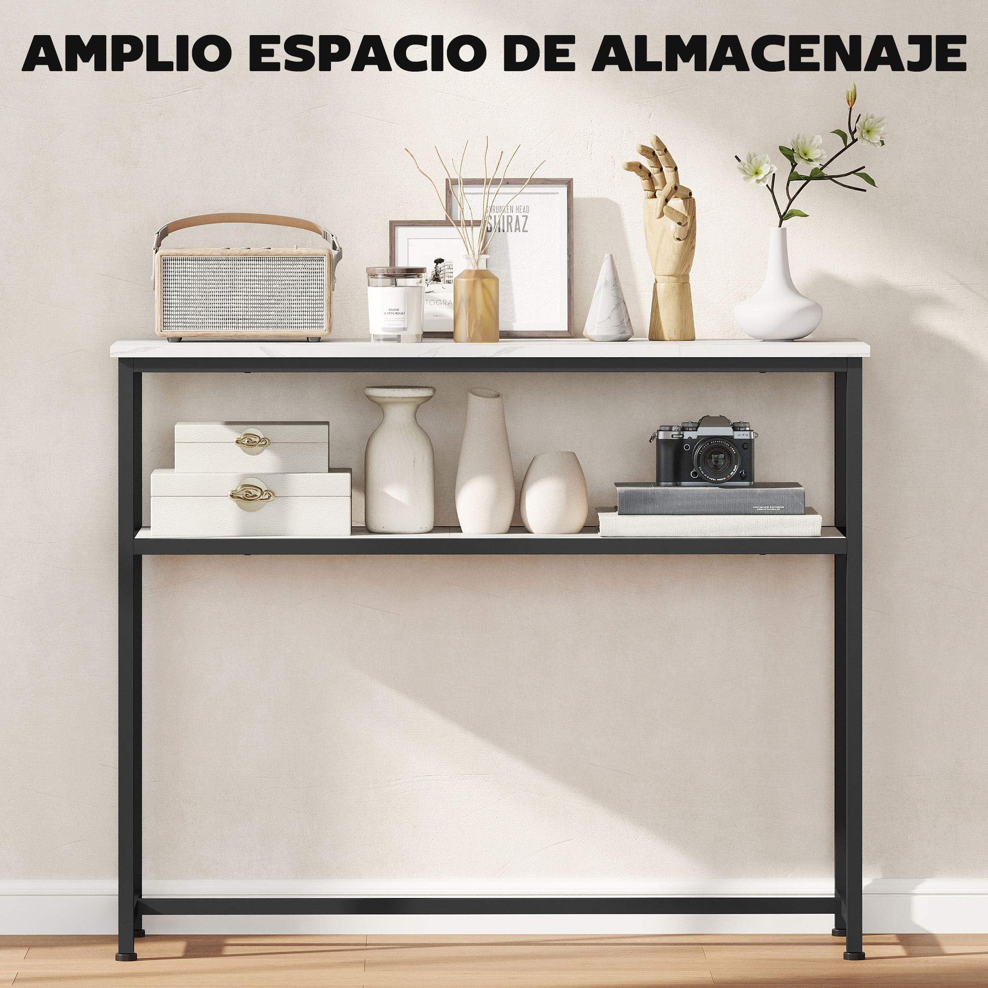 Un estante blanco con objetos como una radio, jarrones y una cámara. Patas de metal negro lo sostienen. La pared es beige.