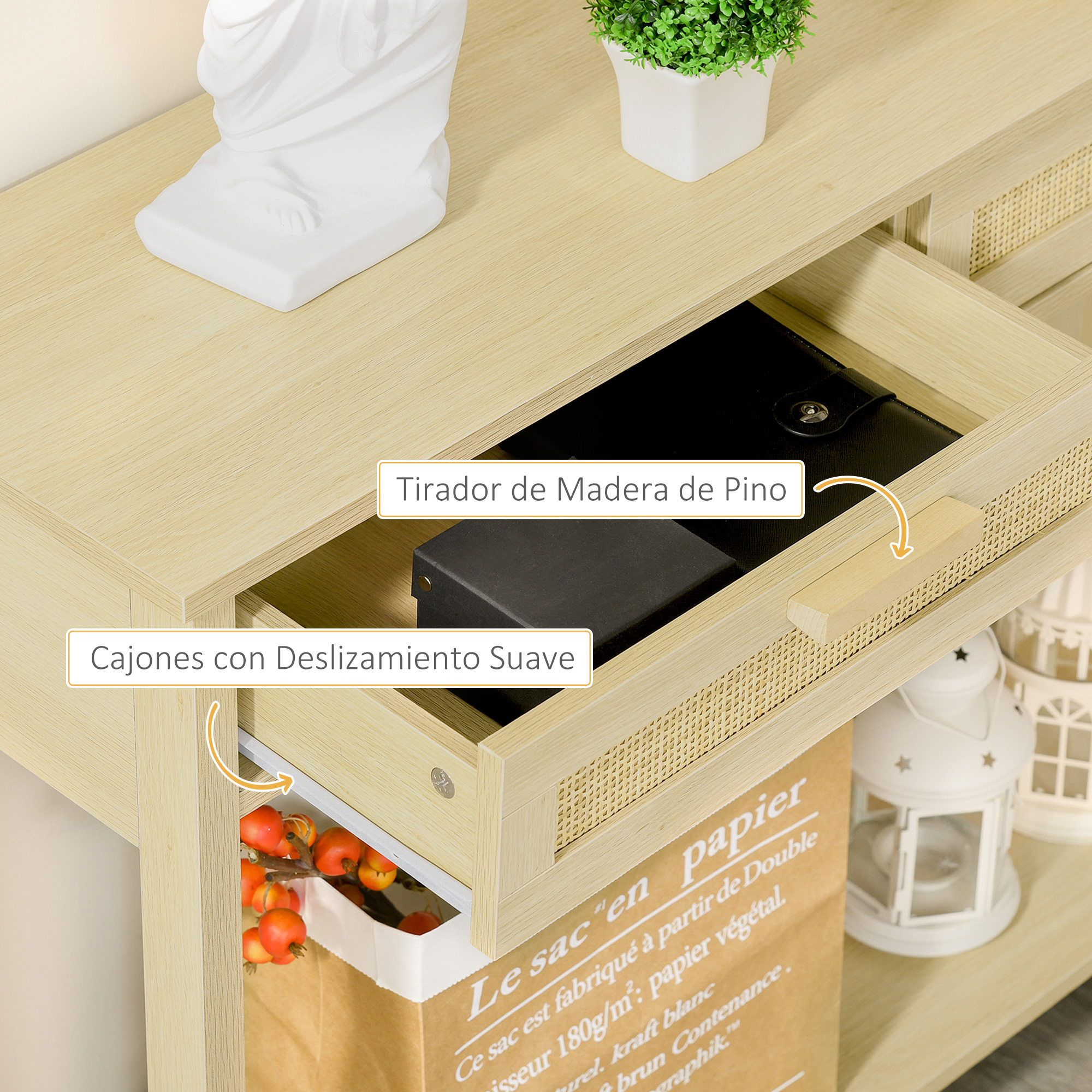 Consola de madera con cajones. Arriba hay una estatua blanca y una planta. Debajo hay una bolsa de papel y objetos decorativos.