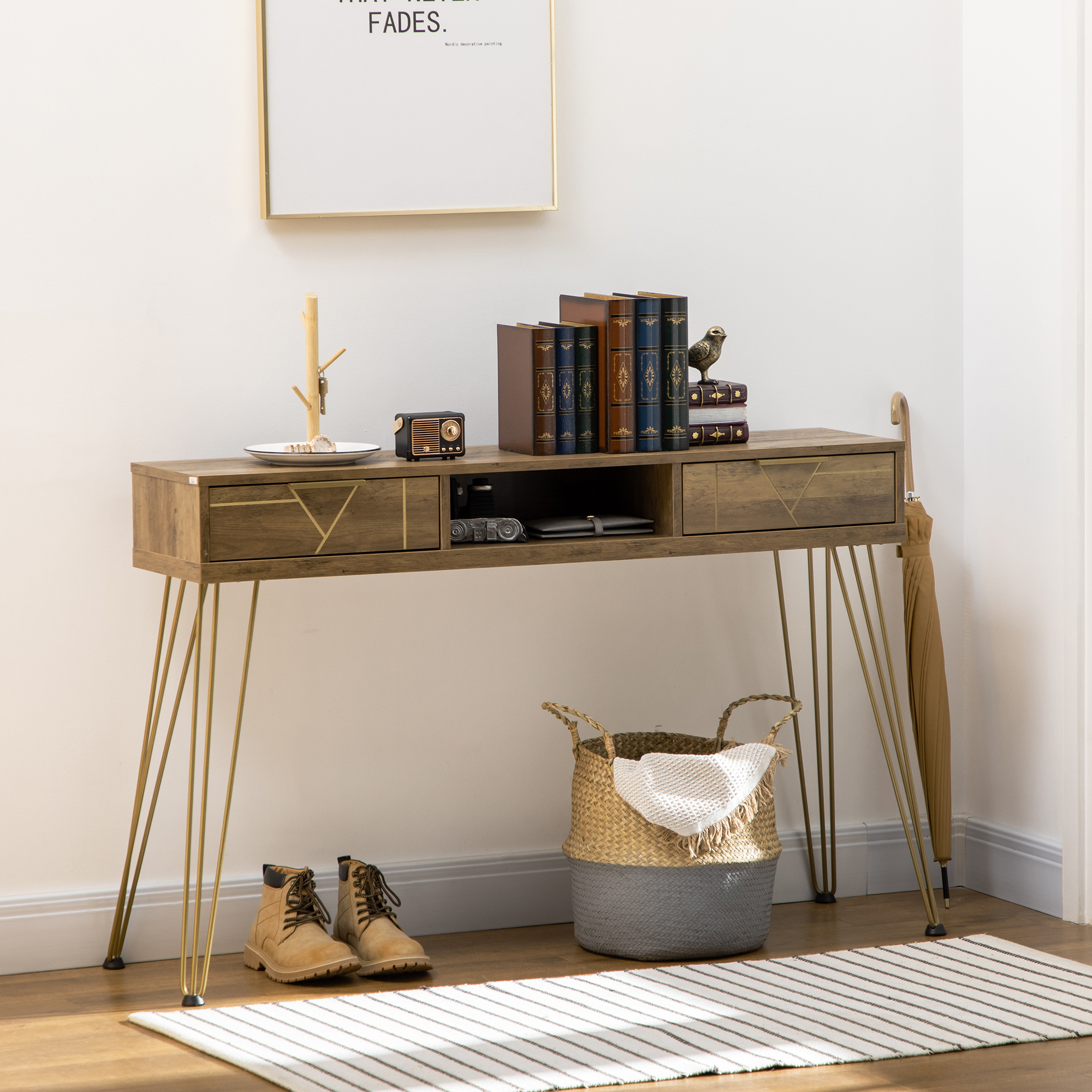 Una consola de madera con patas doradas. Hay libros, una figura de pájaro y una cesta. Hay botas y un paraguas.