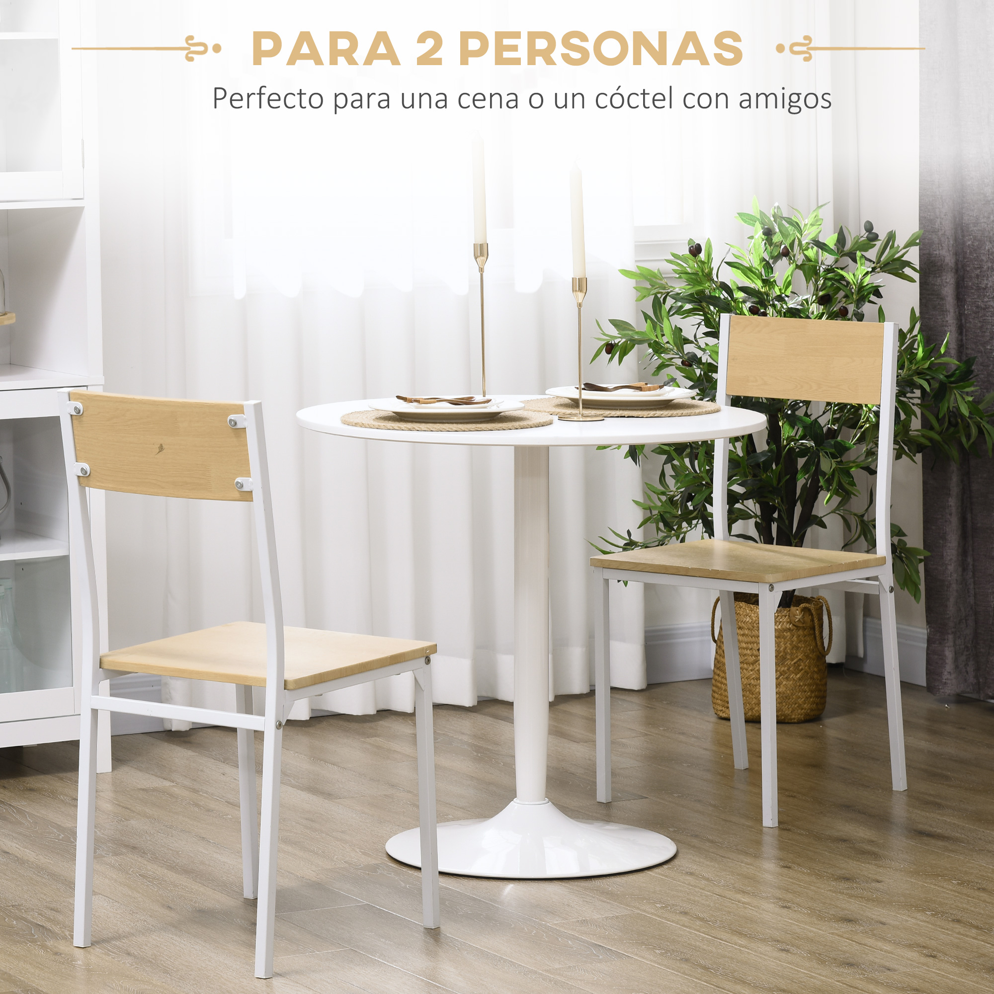 Una mesa blanca con dos sillas. Una planta y velas están sobre la mesa. Las sillas tienen marcos blancos y asientos de madera.