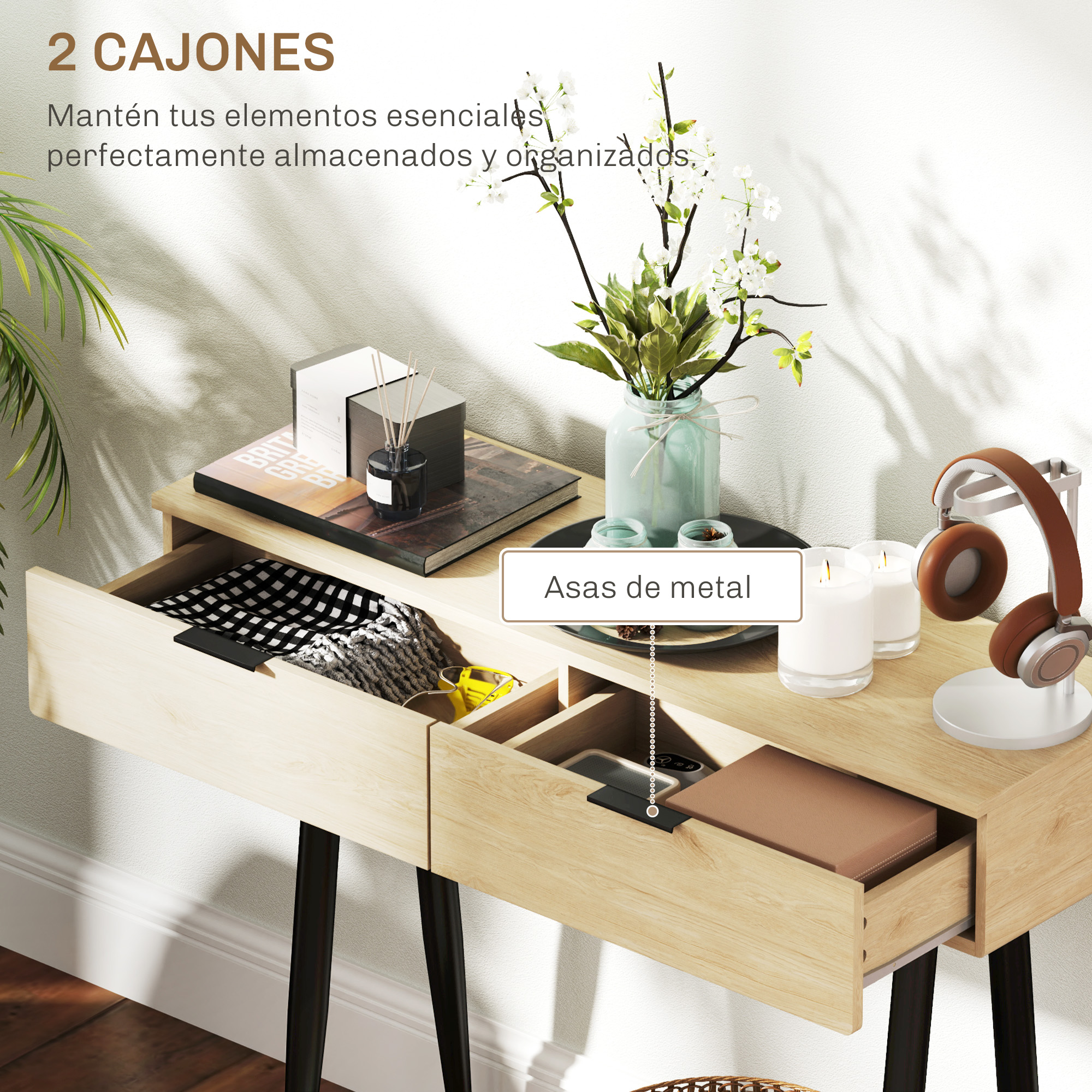 Escritorio de madera con cajones abiertos. Encima hay libros, auriculares, velas y un jarrón de flores.