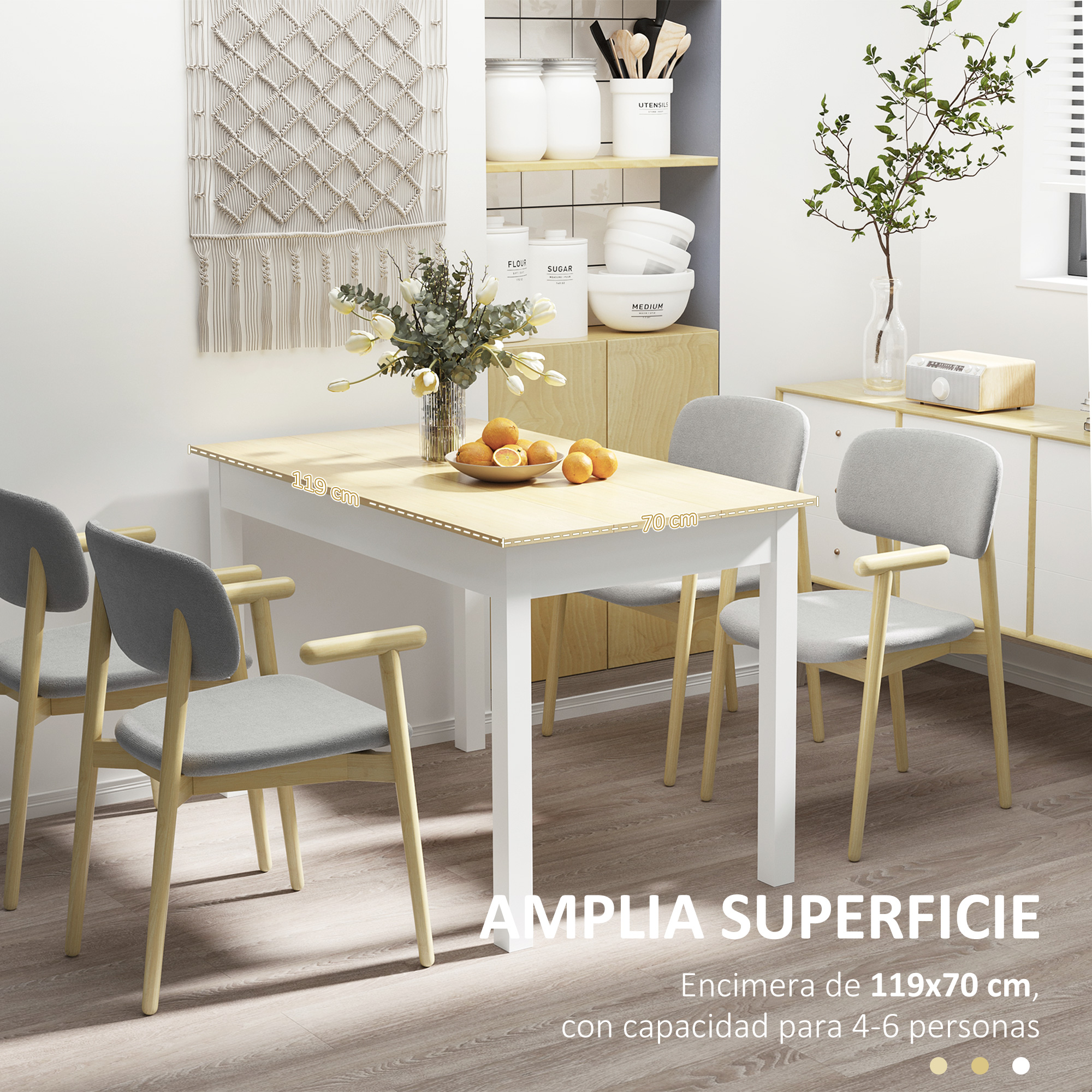 Escena de comedor con mesa, sillas y decoración. La mesa tiene dimensiones marcadas. Hay frutas en la mesa.