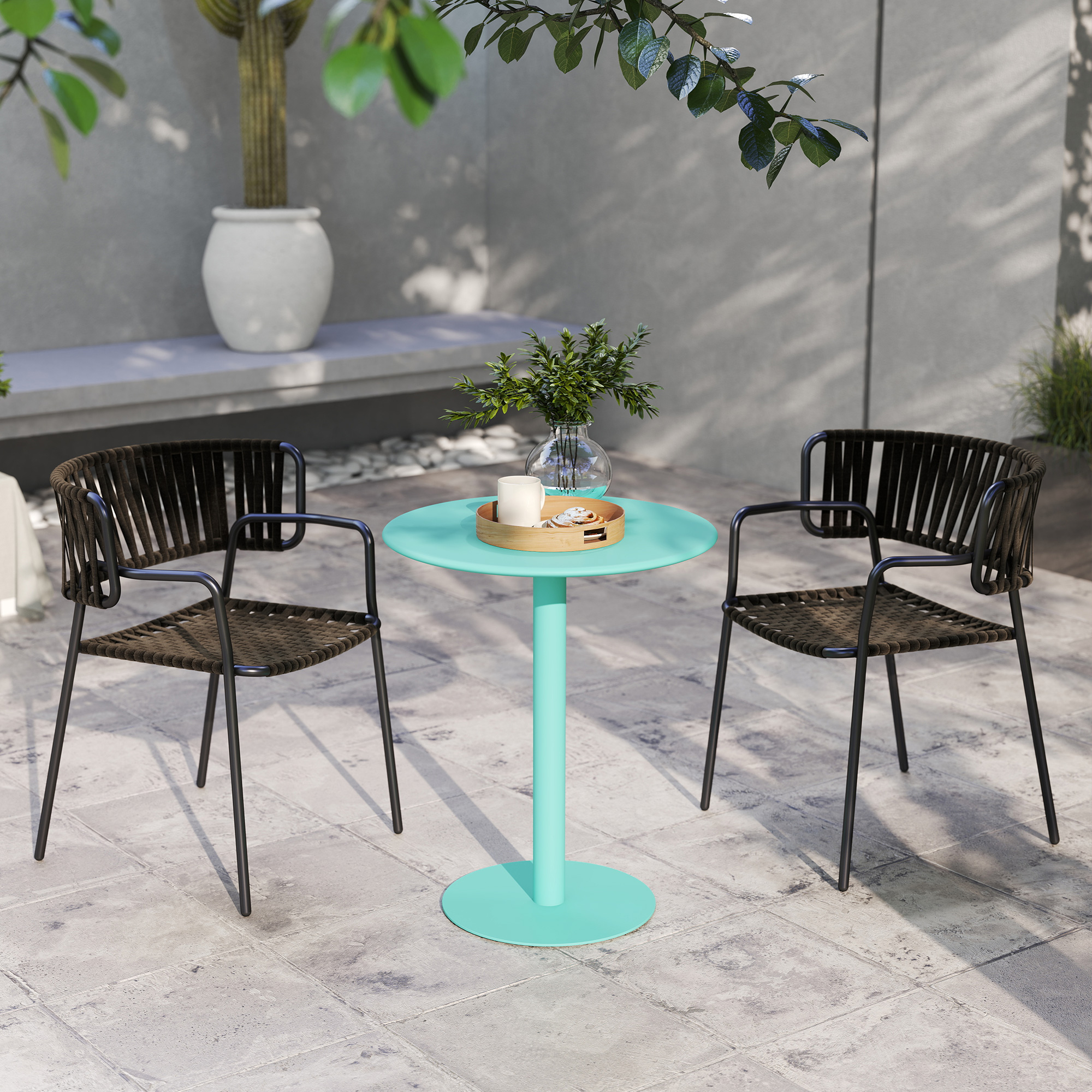 Escena al aire libre con dos sillas negras, una mesa turquesa con bandeja y plantas en macetas. Patio y pared de hormigón al fondo.