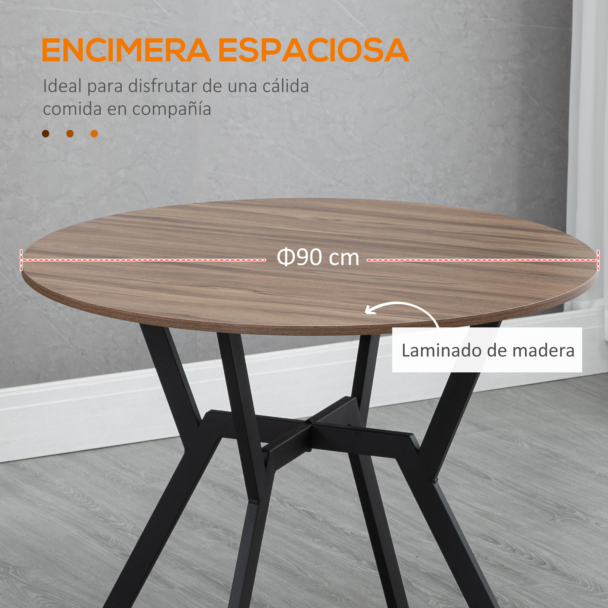 Una mesa redonda de madera con patas de metal negro. La mesa tiene 90 cm de diámetro. El fondo es una pared gris.