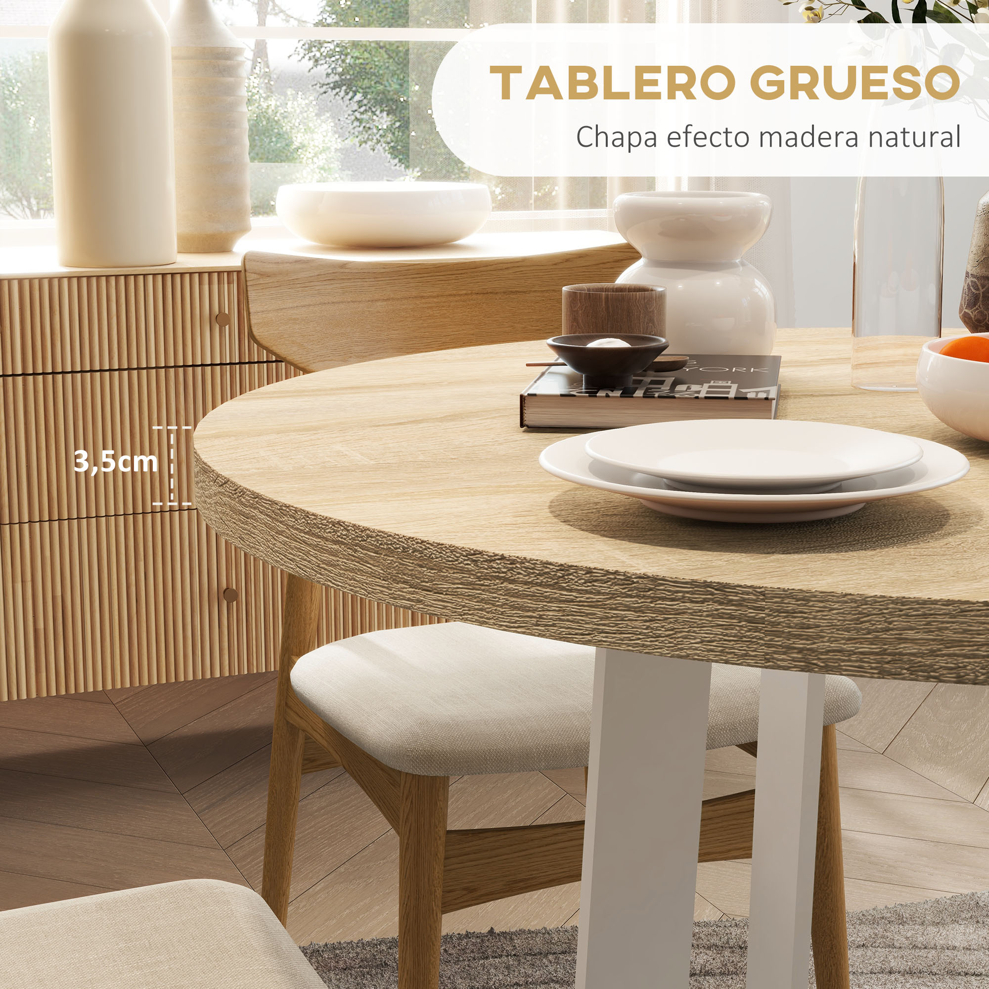 Una mesa redonda de madera con platos blancos, un mueble de madera y dos sillas. El fondo muestra luz natural.