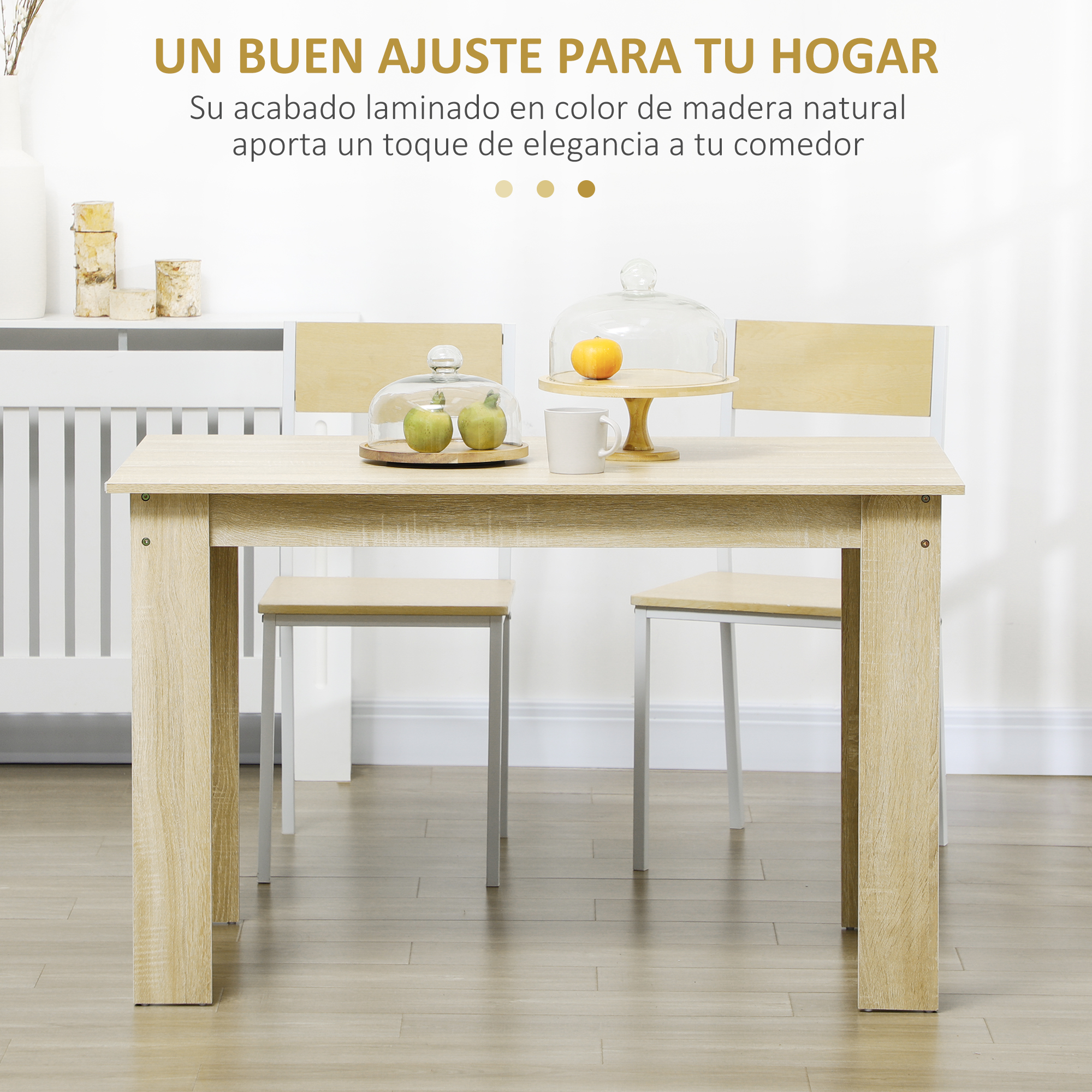 Una mesa de comedor con dos sillas, una taza y una exhibición decorativa. La mesa y las sillas son de madera clara.
