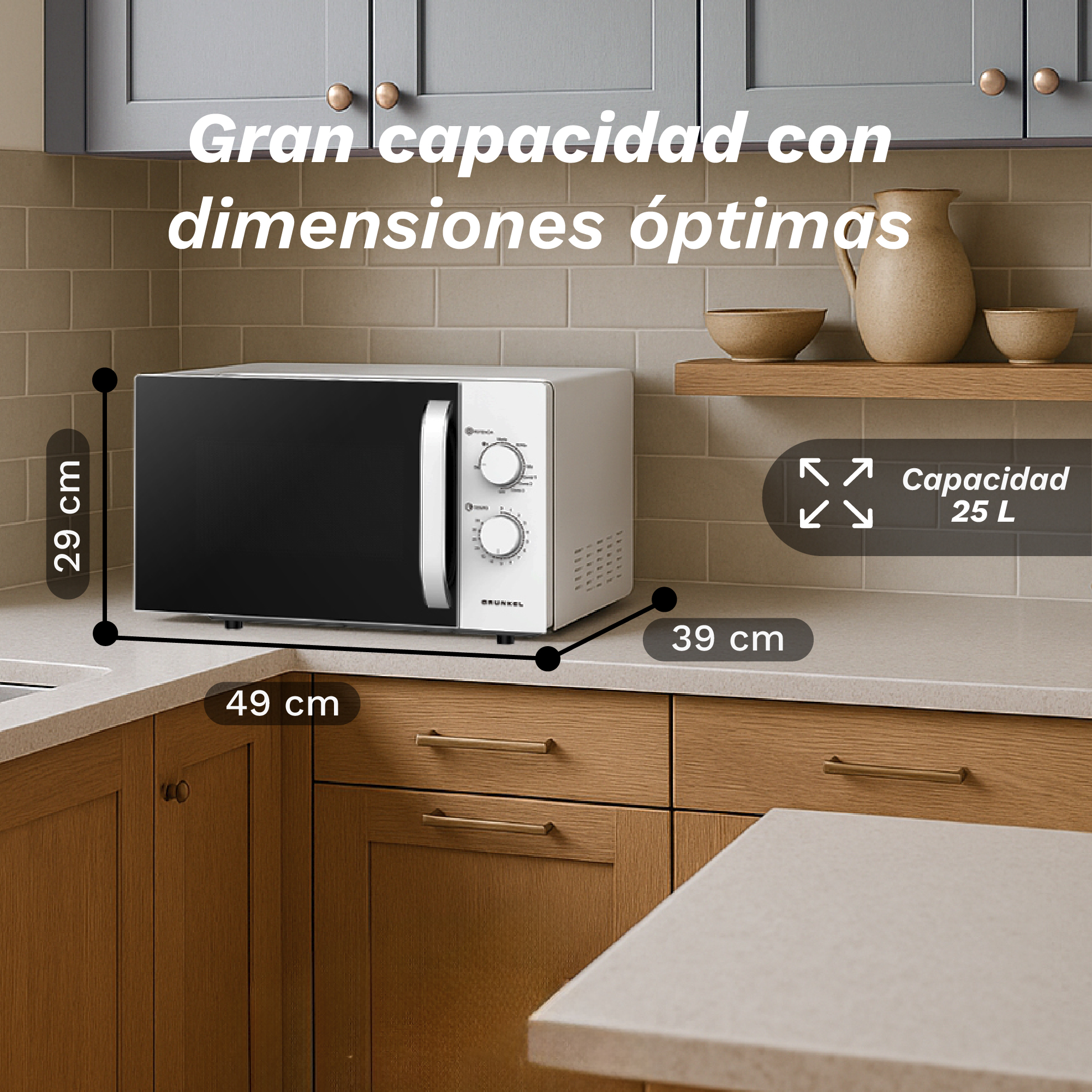 Un horno microondas blanco con puerta negra sobre una encimera, se muestran las dimensiones. El fondo tiene estantes y armarios.