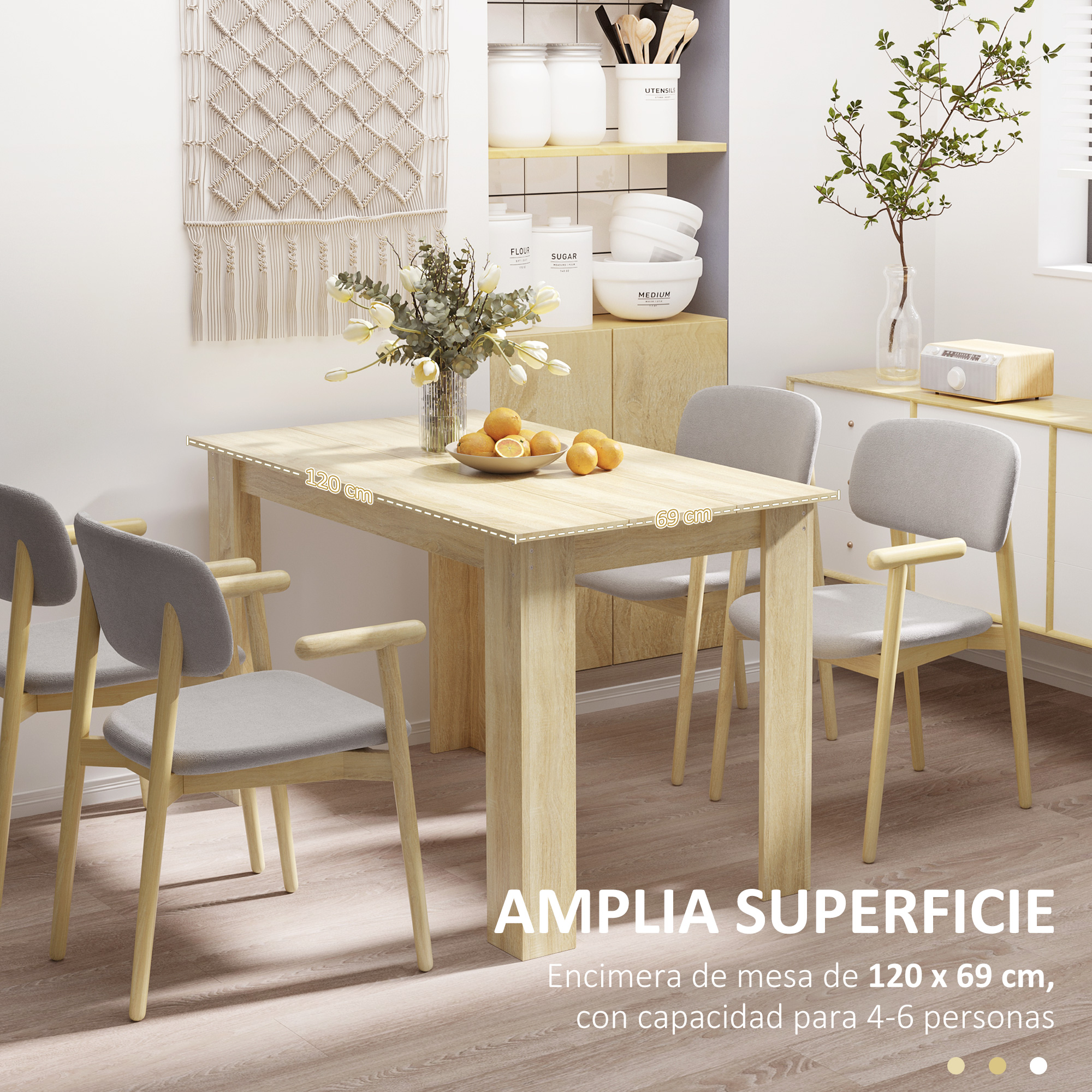 Escena de comedor con mesa, sillas, flores y utensilios de cocina. La mesa mide 120x69 cm, para 4-6 personas.