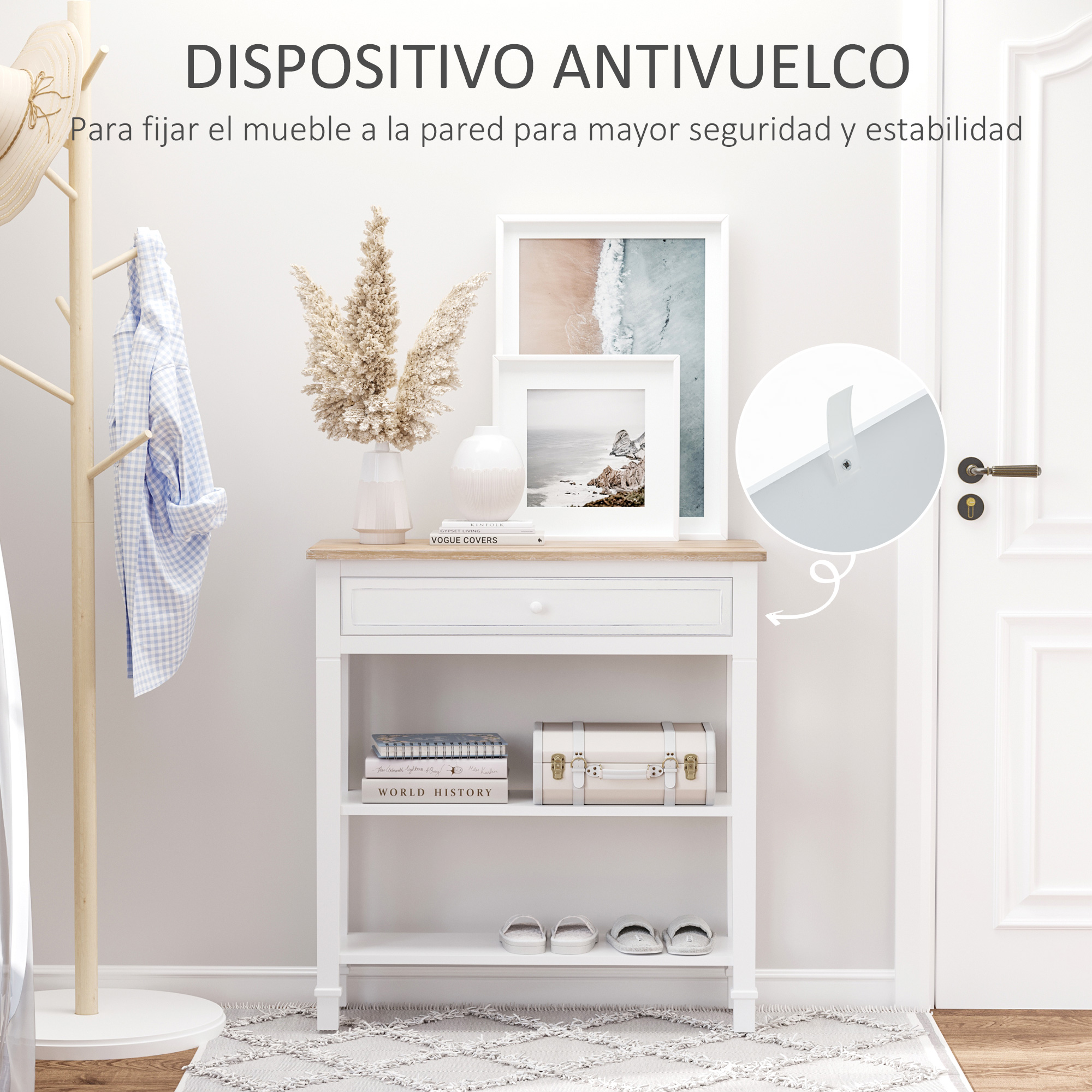 Un mueble blanco con decoración, cuadros y libros. Un perchero con una camisa y un sombrero. Hay una puerta a la derecha.