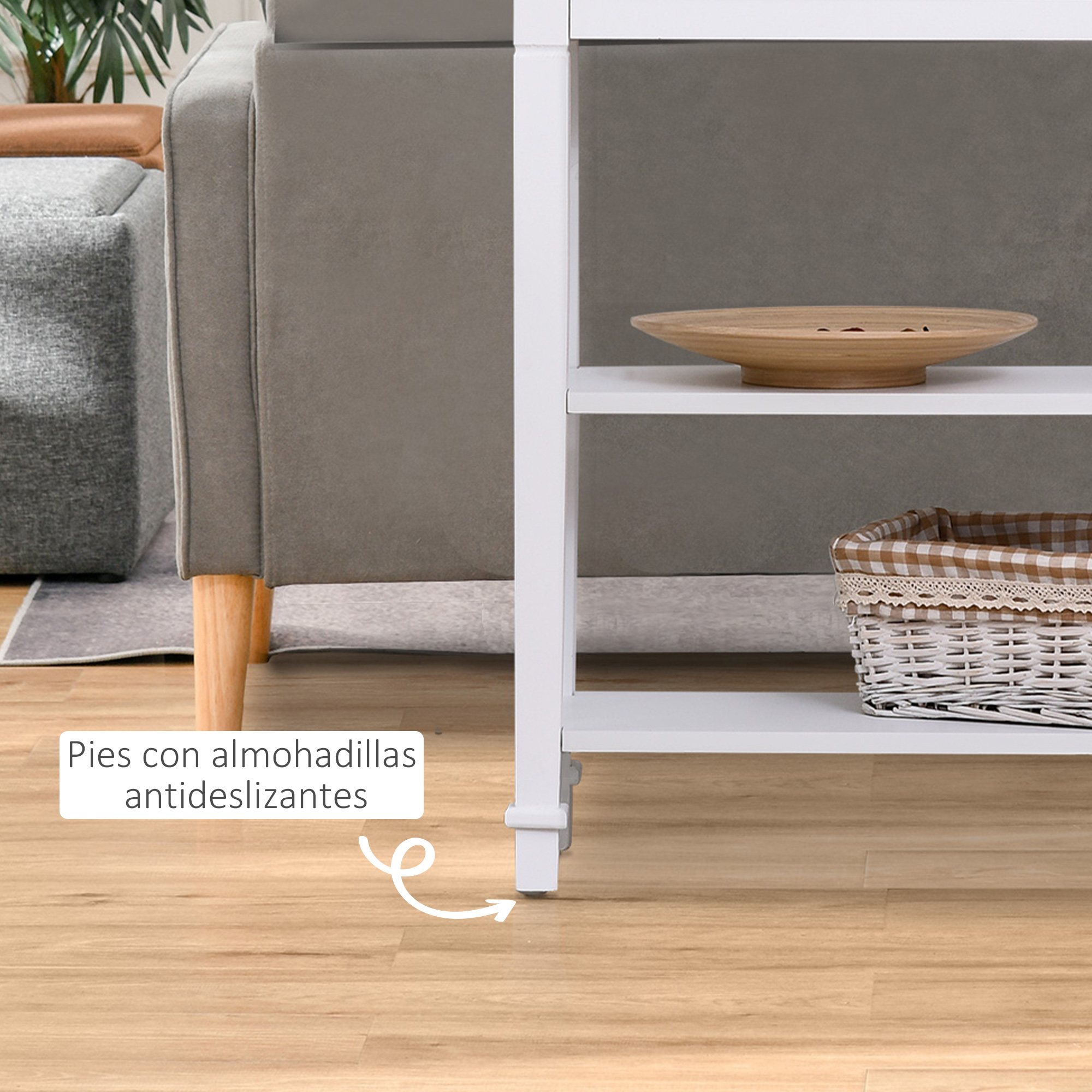 Una estantería blanca con un sofá gris. Un cuenco de madera y una cesta están en los estantes. El suelo es de madera.