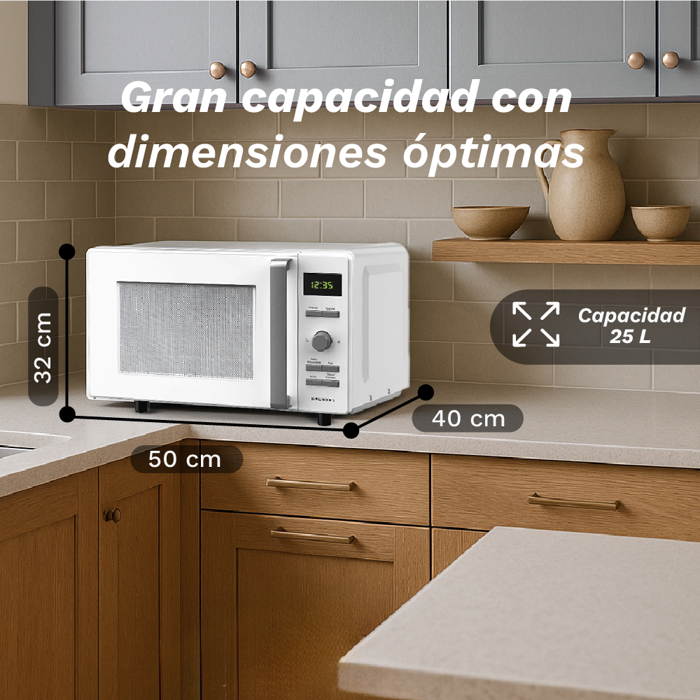 Un horno microondas blanco con reloj digital sobre encimera. Se indican dimensiones. Armarios y estantes con cuencos en el fondo.