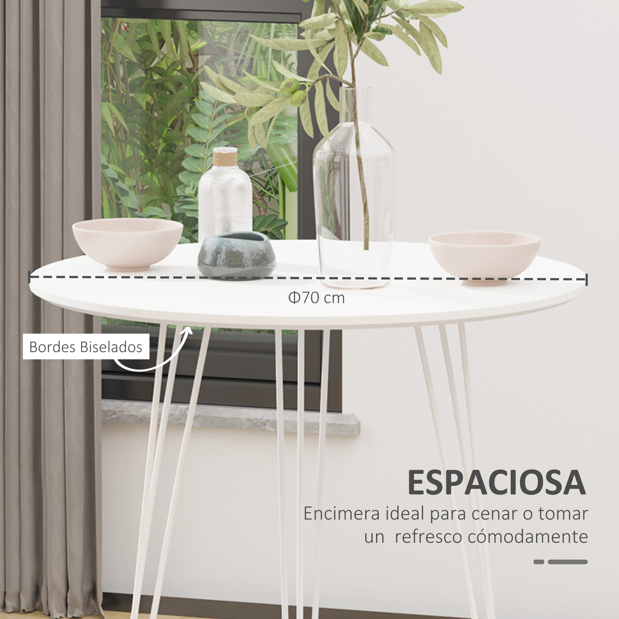 Mesa blanca con tres patas, dos cuencos, un jarrón con planta, una botella y una ventana con follaje verde.