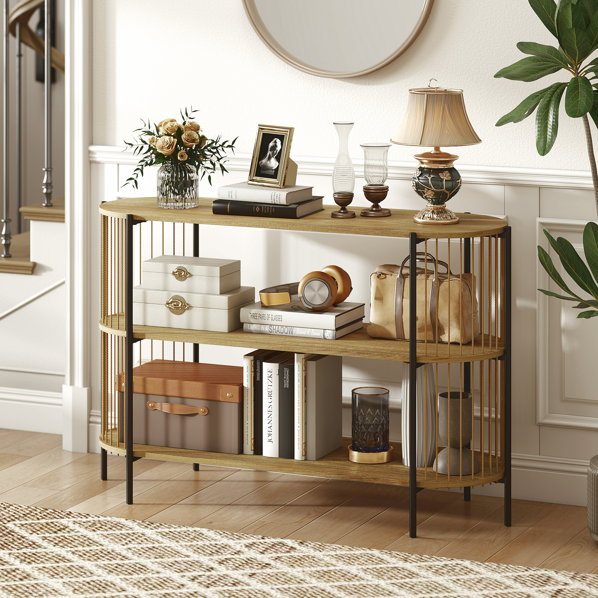 Estantería de madera con decoración: flores, libros, cajas, lámpara y bolsos. Fondo: espejo, escaleras y plantas.