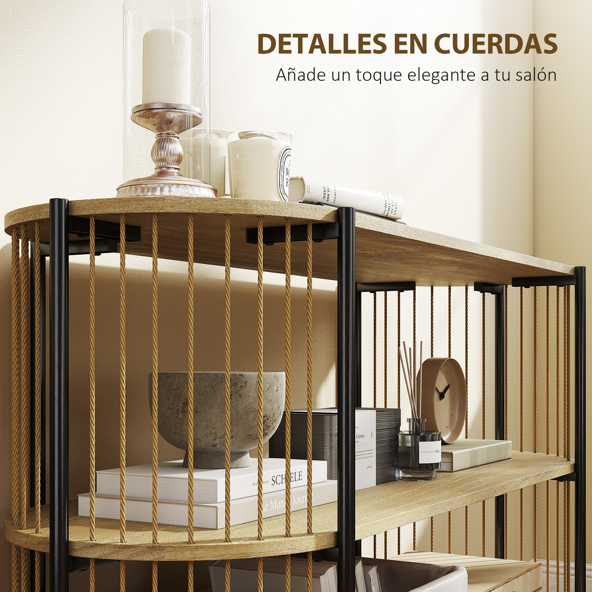 Una estantería de madera con soportes de metal negro y laterales de cuerda, con velas, libros y un reloj.