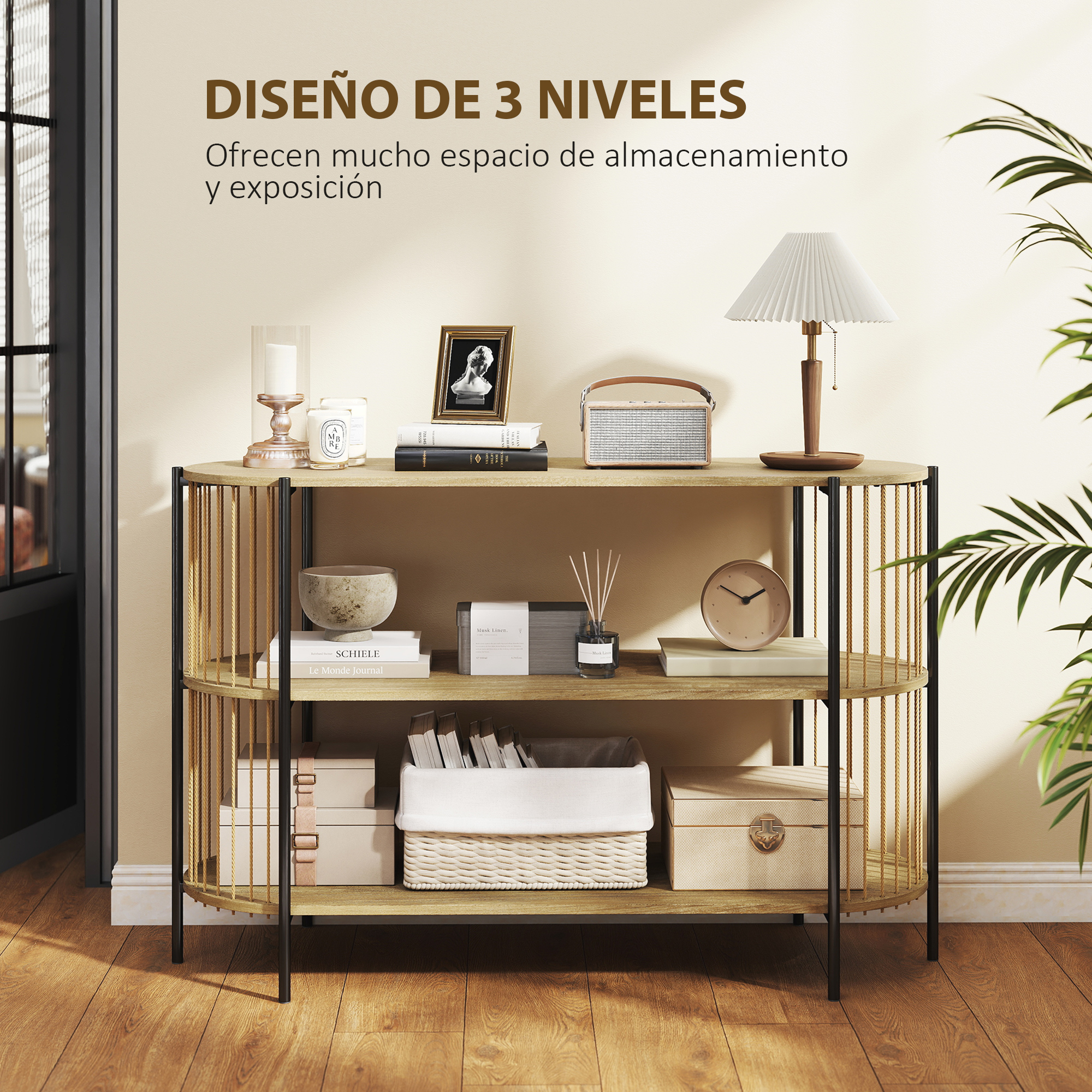 Un estante de tres niveles con objetos. Tiene una lámpara, libros, un reloj, velas y cajas. El fondo es una pared y una planta.