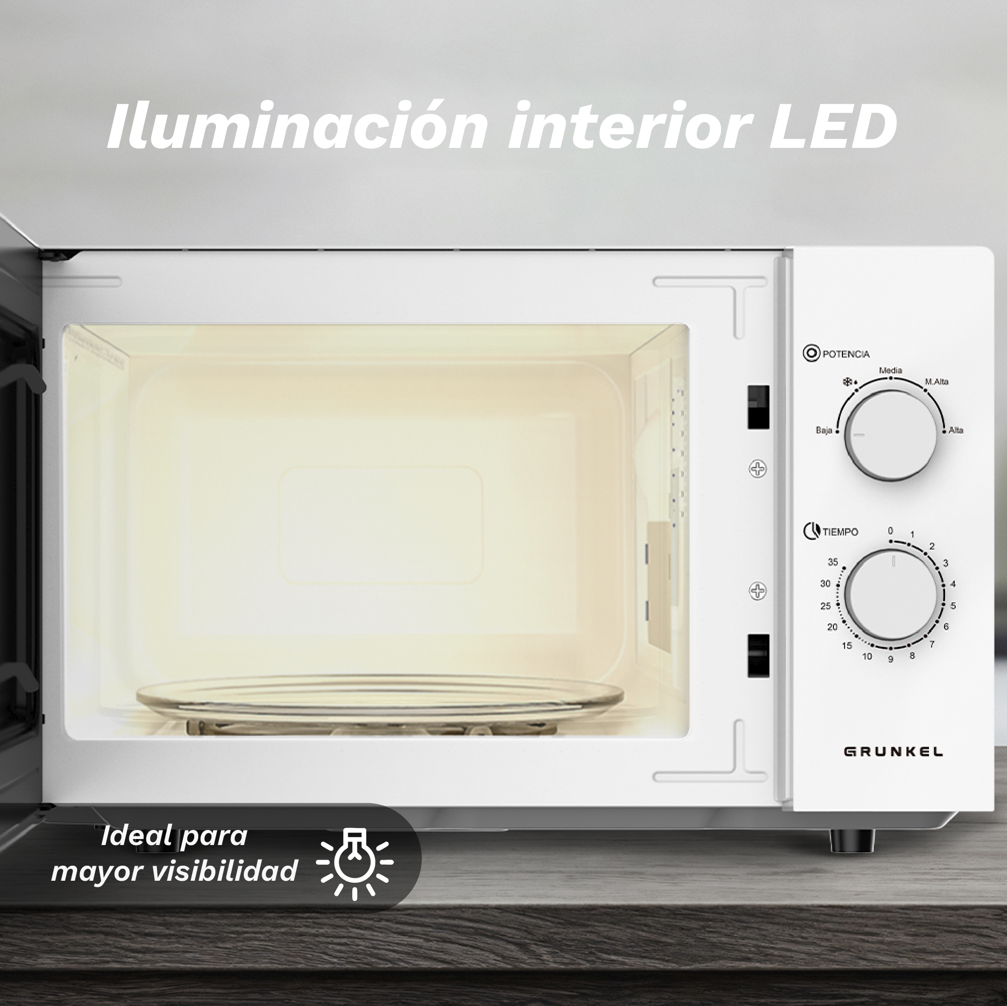 Un horno microondas blanco con un plato de cristal dentro. Tiene diales de potencia y tiempo. La puerta está abierta y tiene luz LED.