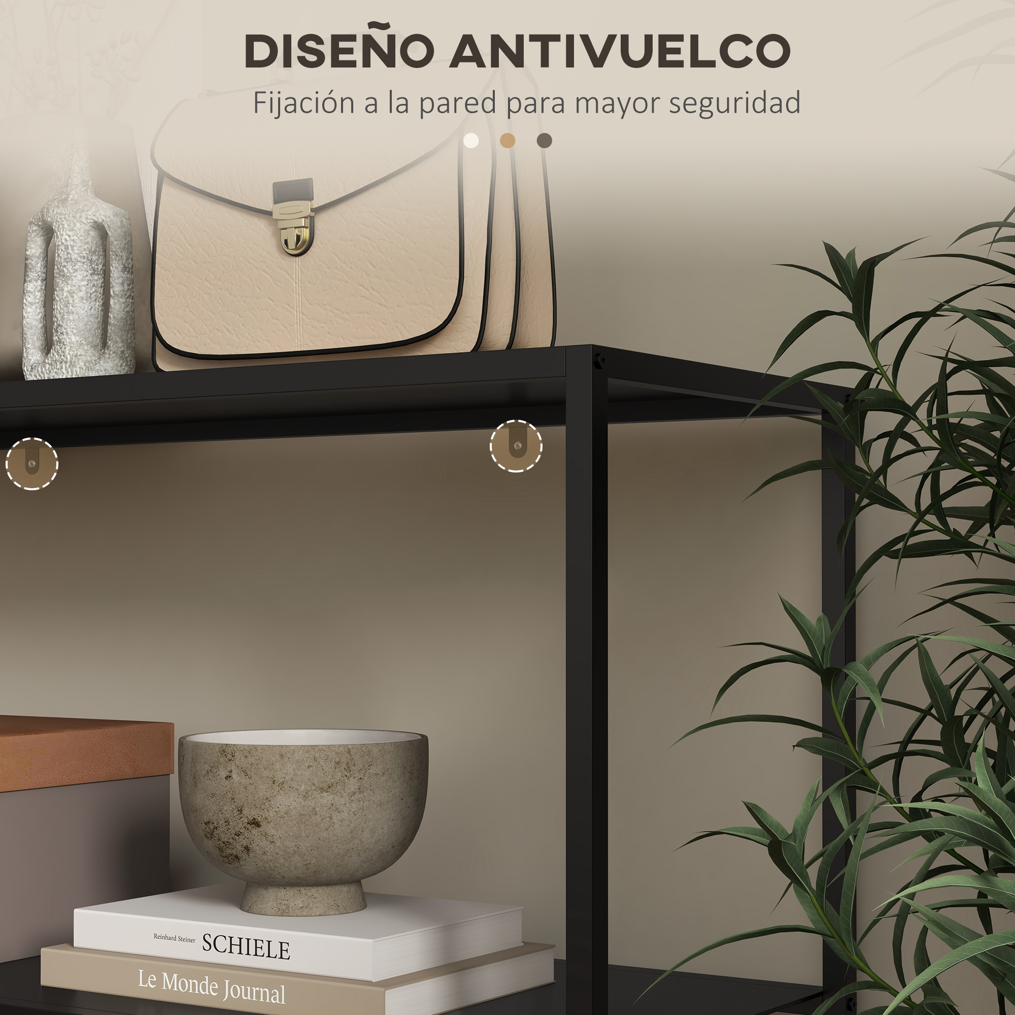 Un bolso beige descansa sobre un estante. Debajo hay libros y un cuenco. Plantas y una pared en el fondo.