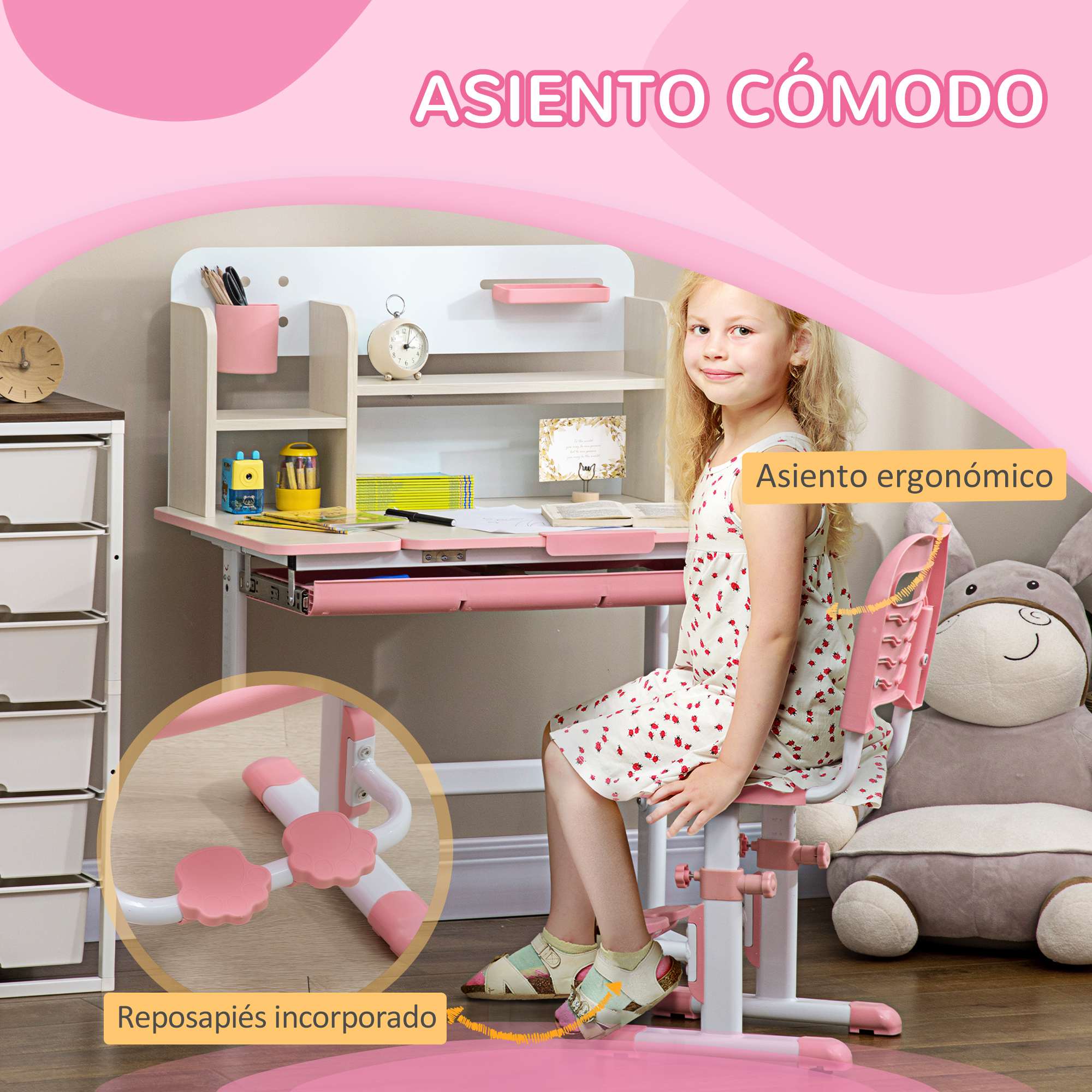 Una niña está sentada en un escritorio rosa con una silla. El escritorio tiene un estante y cajones. Un peluche está a su lado.
