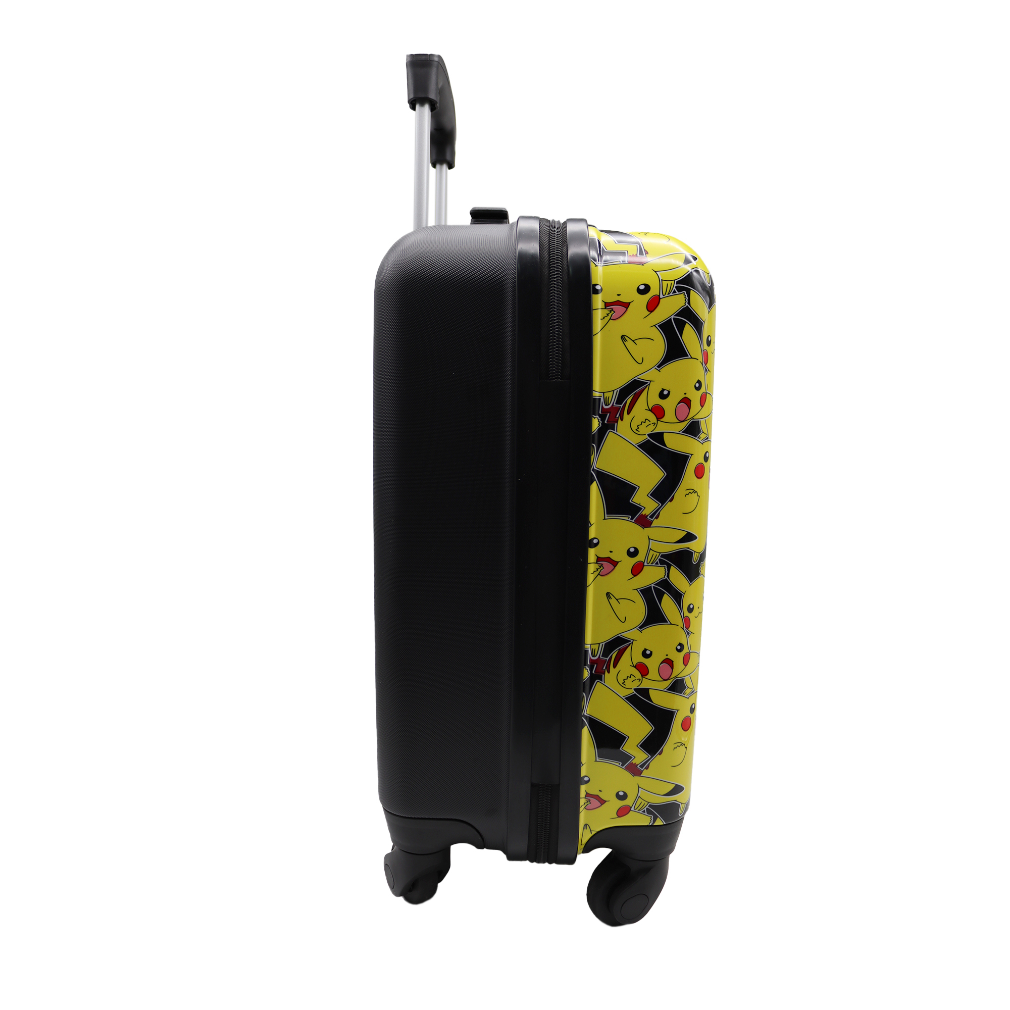 Ein gelber Koffer mit Pikachu-Muster, schwarzen Seiten und einem ausziehbaren Griff. Räder sind sichtbar.
