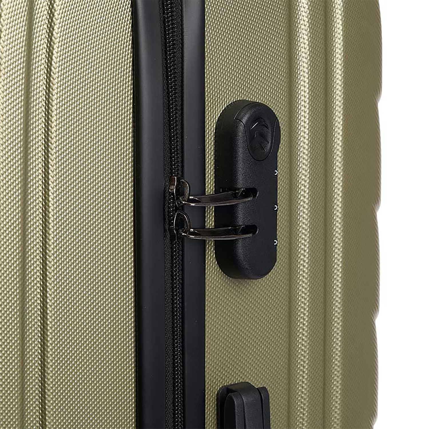 Primo piano di una valigia verde oliva strutturata con lucchetto a combinazione nero e cerniera.