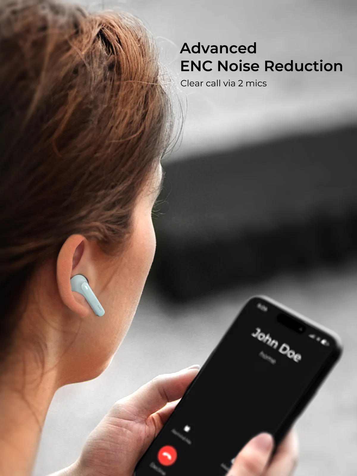 Una mujer con un auricular azul claro, sosteniendo un teléfono que muestra una llamada de John Doe. Texto: Reducción de ruido ENC avanzada.