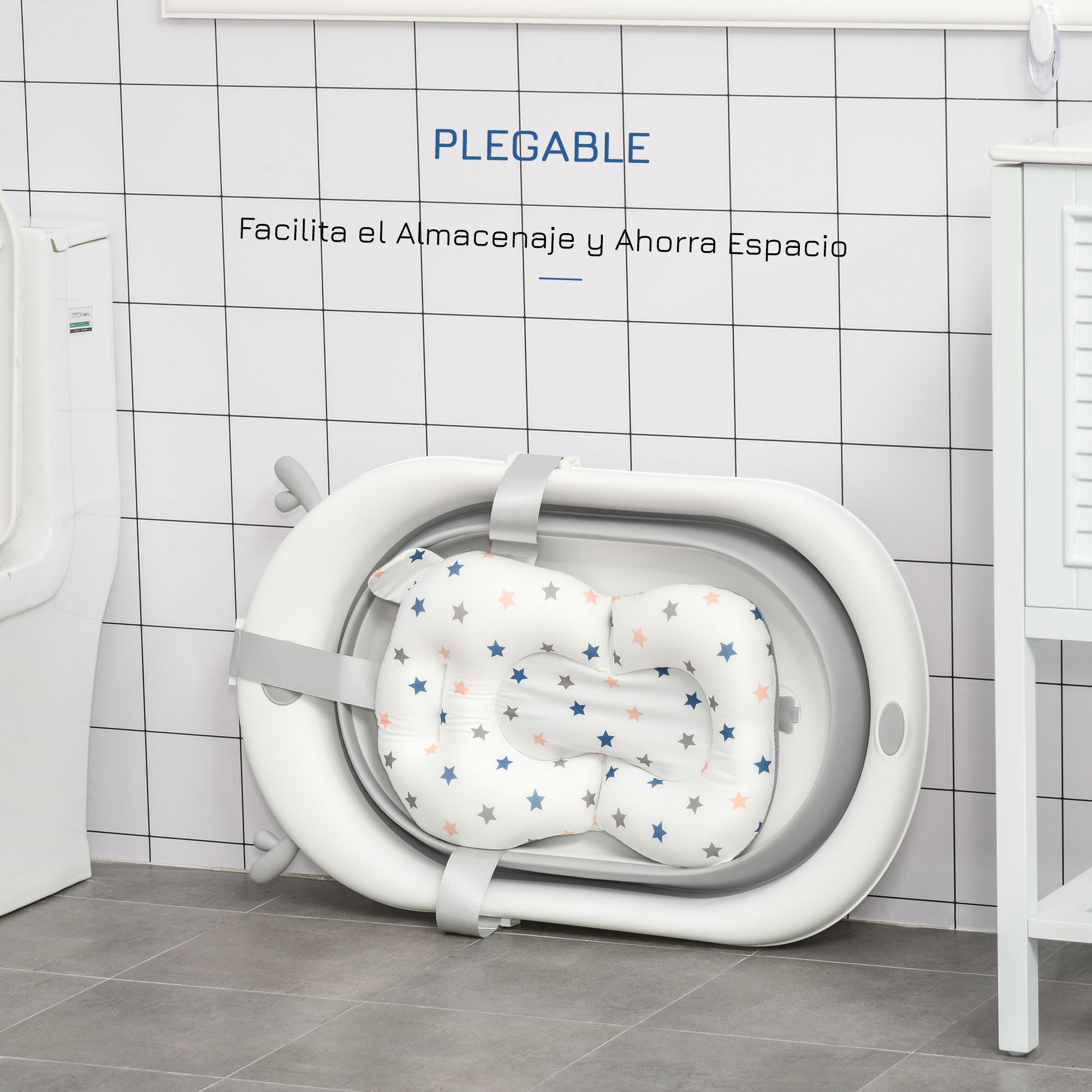 Bañera plegable para bebés, blanca, con cojín de estrellas, contra pared alicatada y un armario.