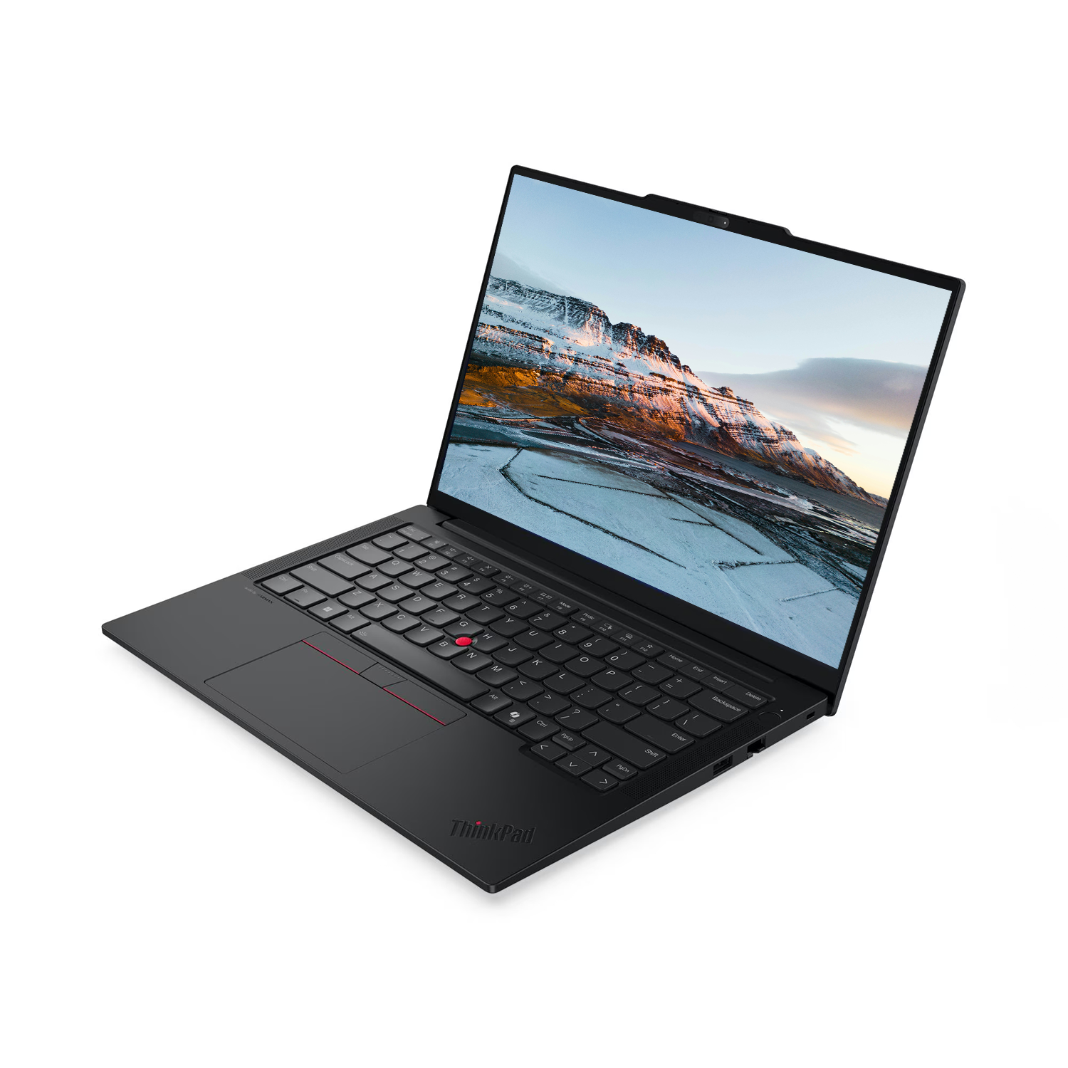 Siyah bir ThinkPad dizüstü bilgisayar beyaz bir yüzeyde açılı duruyor. Ekran karlı bir dağ silsilesi gösteriyor. Klavye görünür.