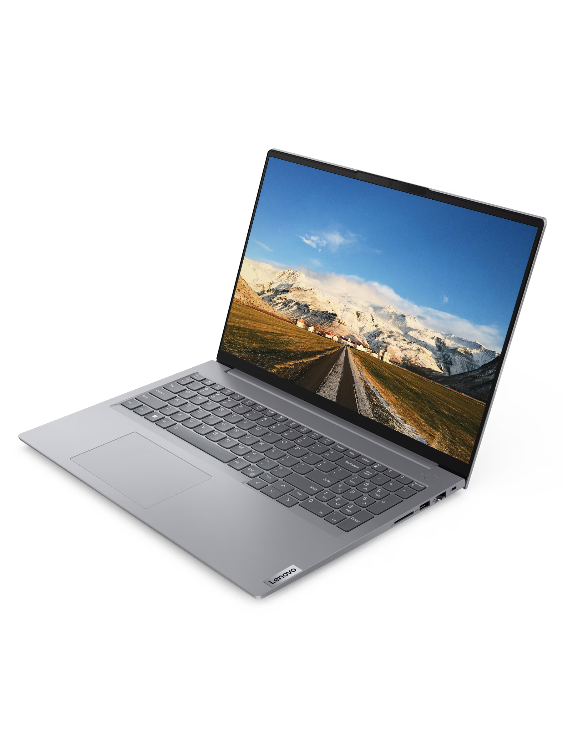 Gümüş Lenovo dizüstü bilgisayar açık. Ekran, dağlar ve gökyüzü ile bir manzara içinden bir yolu gösteriyor.